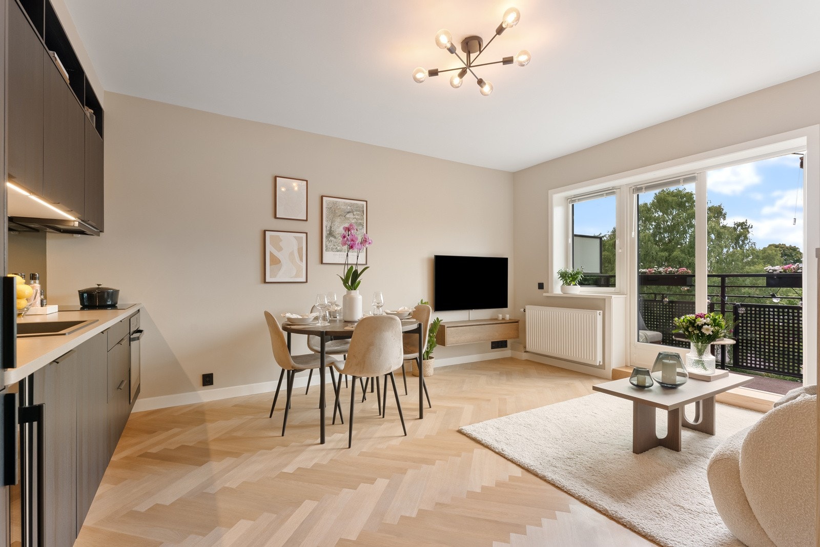 Rommet er enkelt å innrede med både sofagruppe og spisebord. Galleribilde