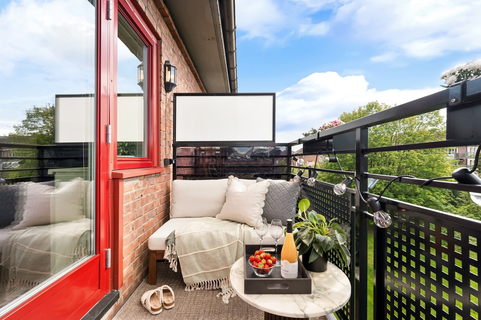 Det er plass til utemøbler og grill. Galleribilde