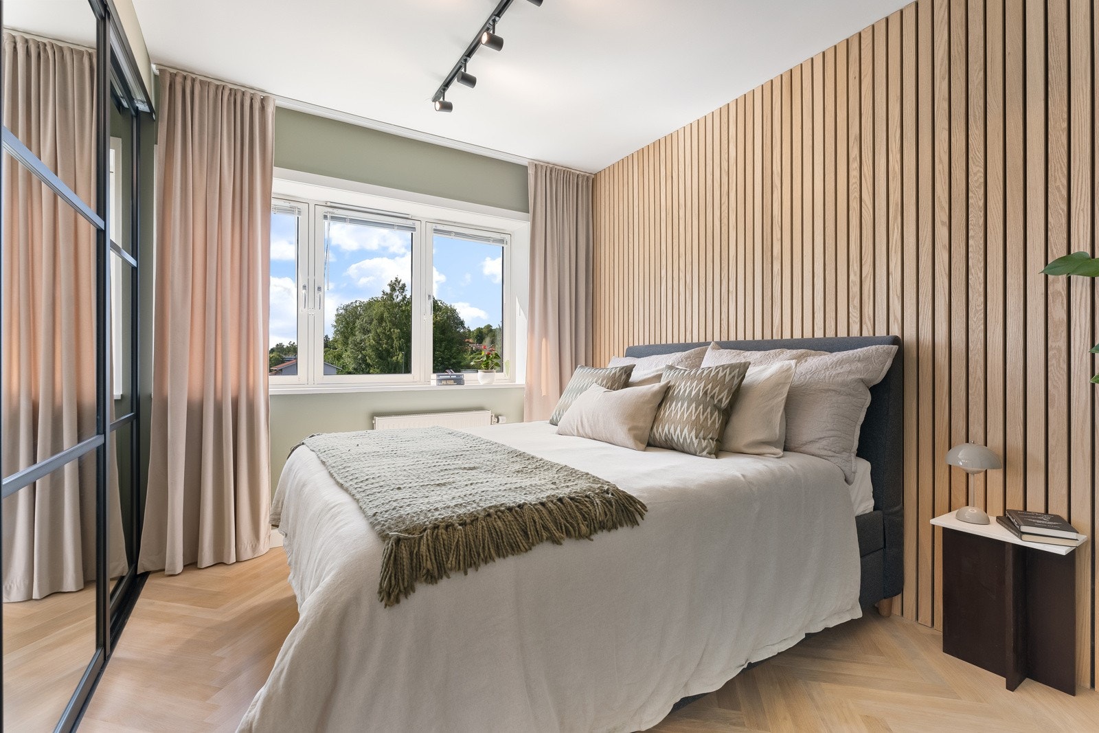 Her har man rikelig med plass til dobbeltseng og øvrig møblement, og det er montert en romslig skyvedørsgarderobe med speildører. Galleribilde