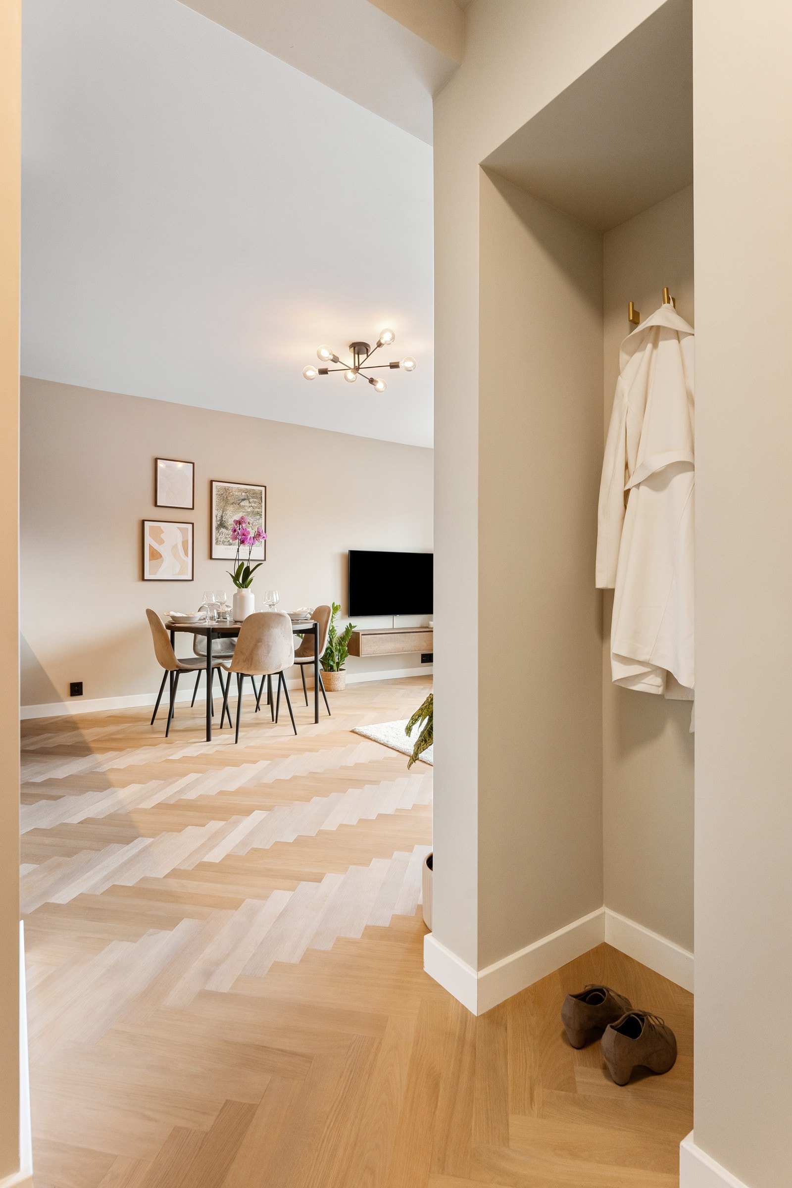 Vel inne har man plass til å henge fra seg yttertøy i nisje som er integrert i vegg i entré. Galleribilde