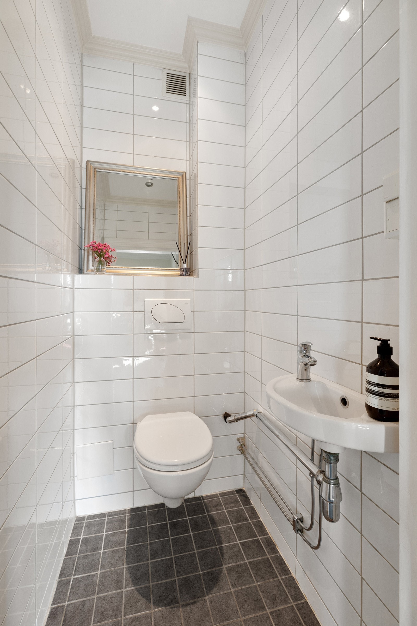 Flislagt toalettrom med innfelte downlights i taket Galleribilde