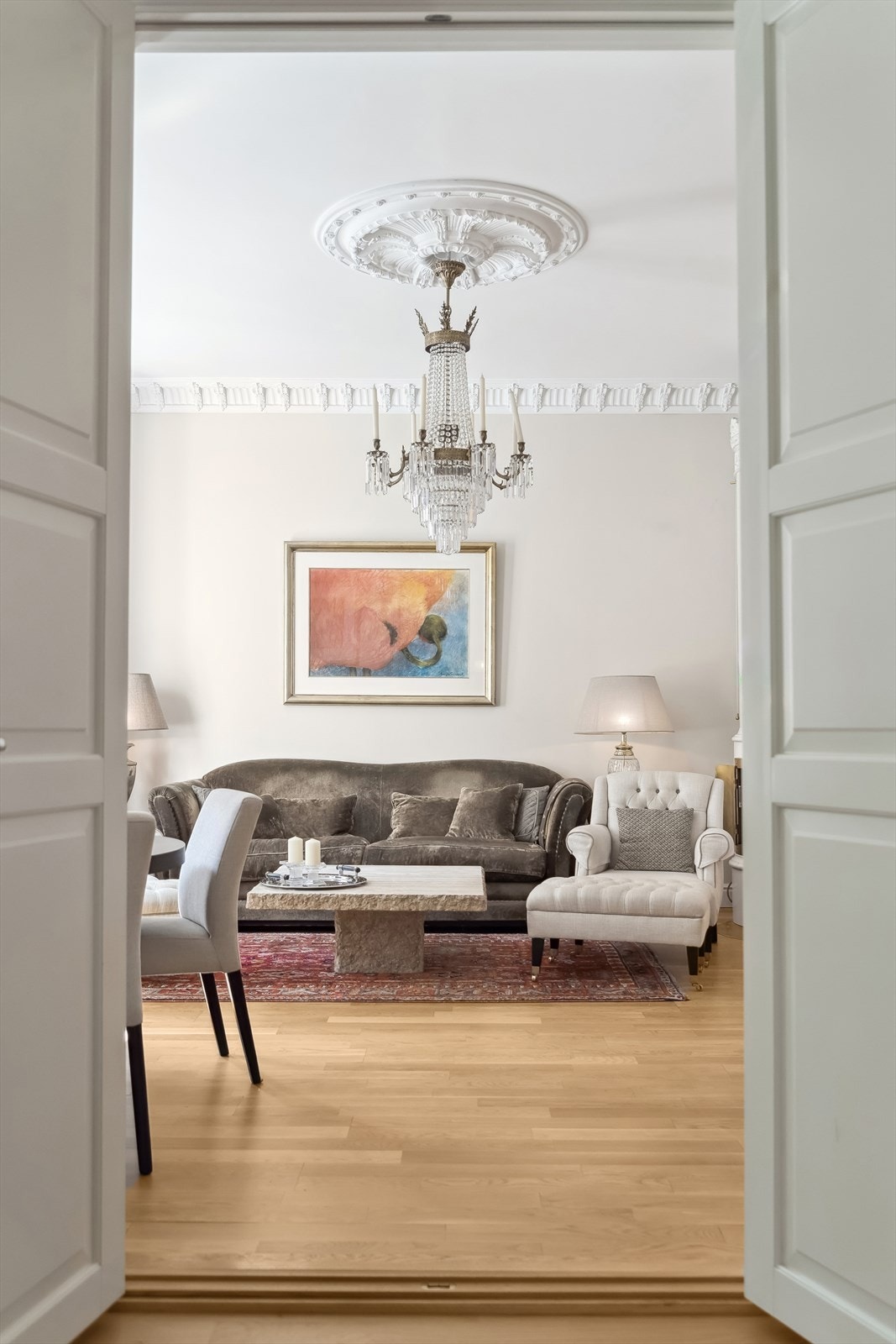 Leiligheten byr også på herlige doble dører. Galleribilde
