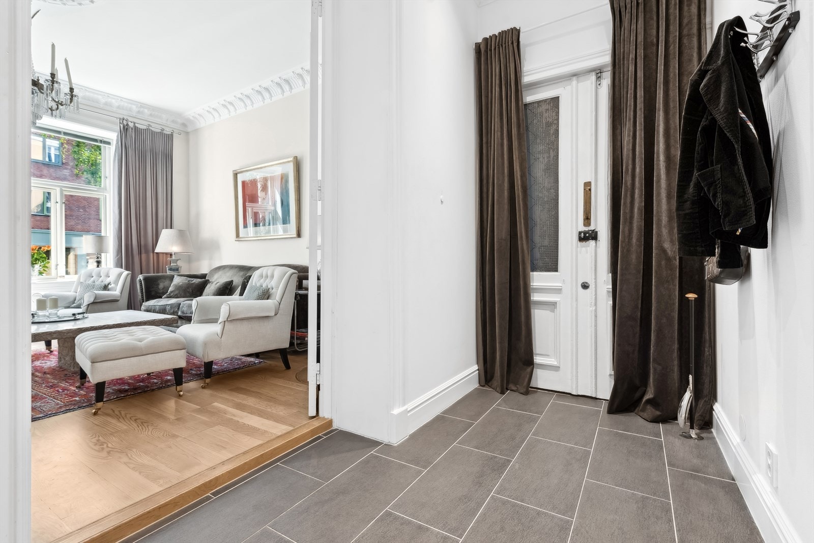 Entréen har god plass til å henge fra seg yttertøyet. Galleribilde