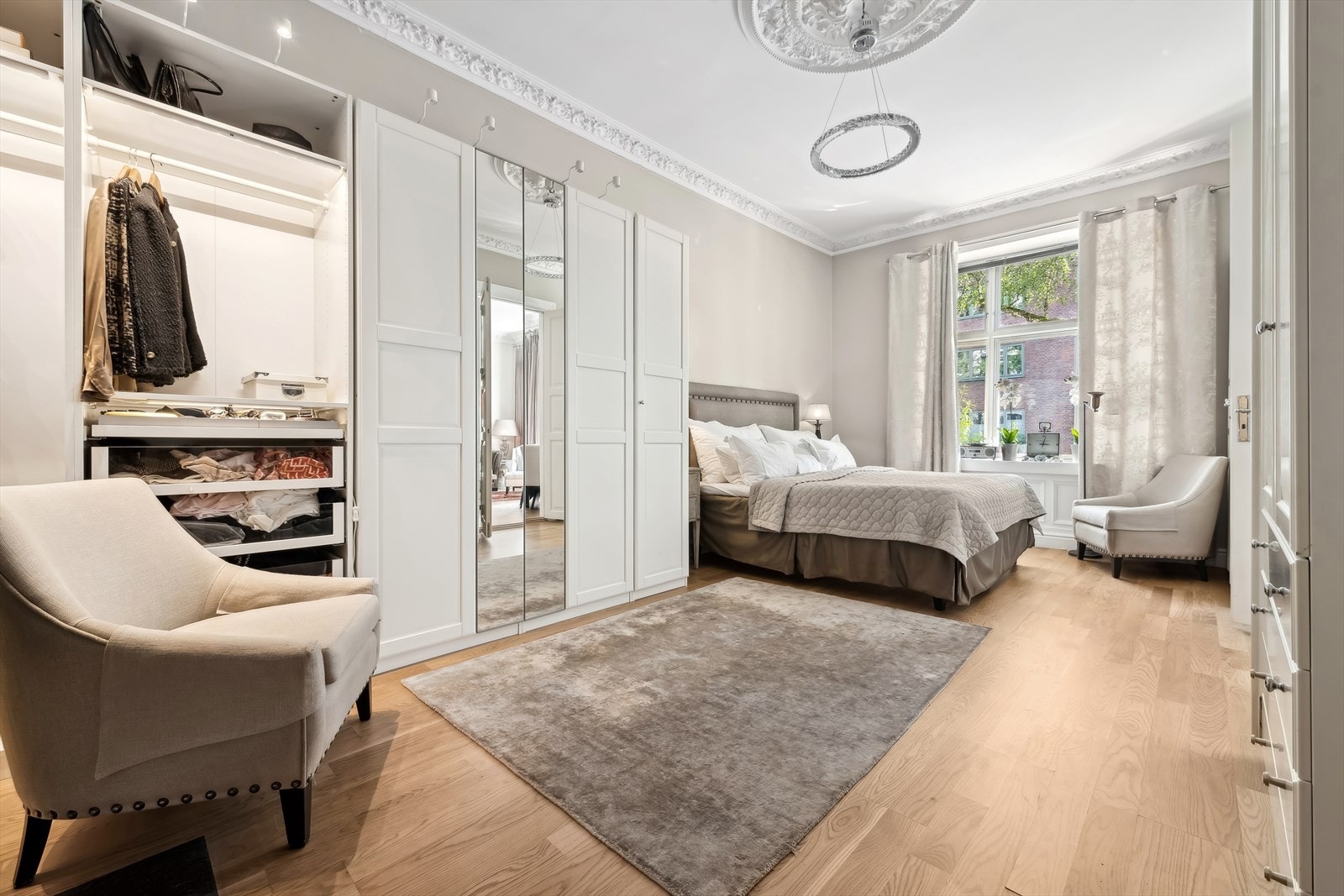Hovedsoverommet er utformet som en privat suite med god størrelse, garderobeløsning og en moderne vedovn. Galleribilde