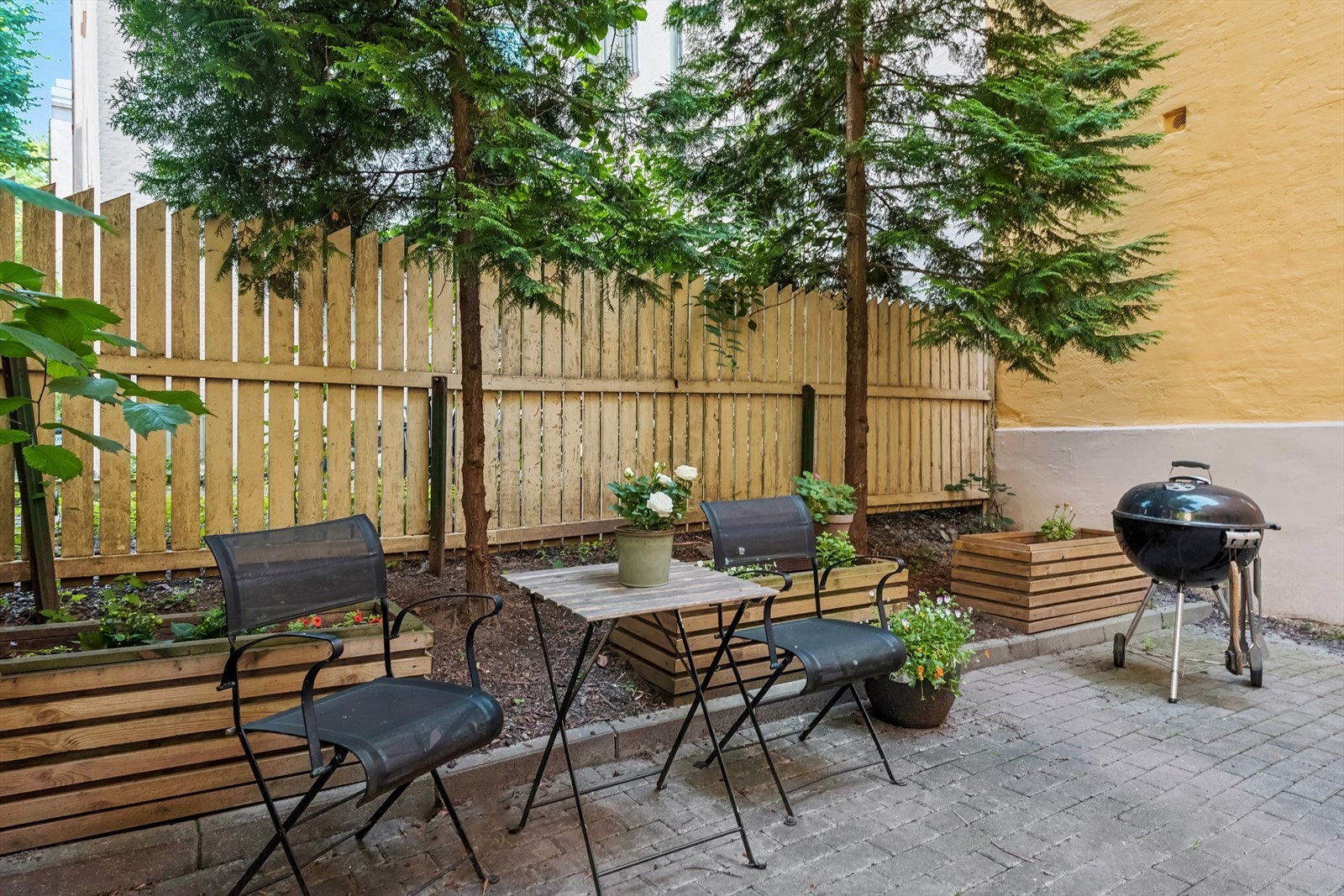 Hyggelig, felles bakgård for sameiet med sosiale soner. Galleribilde