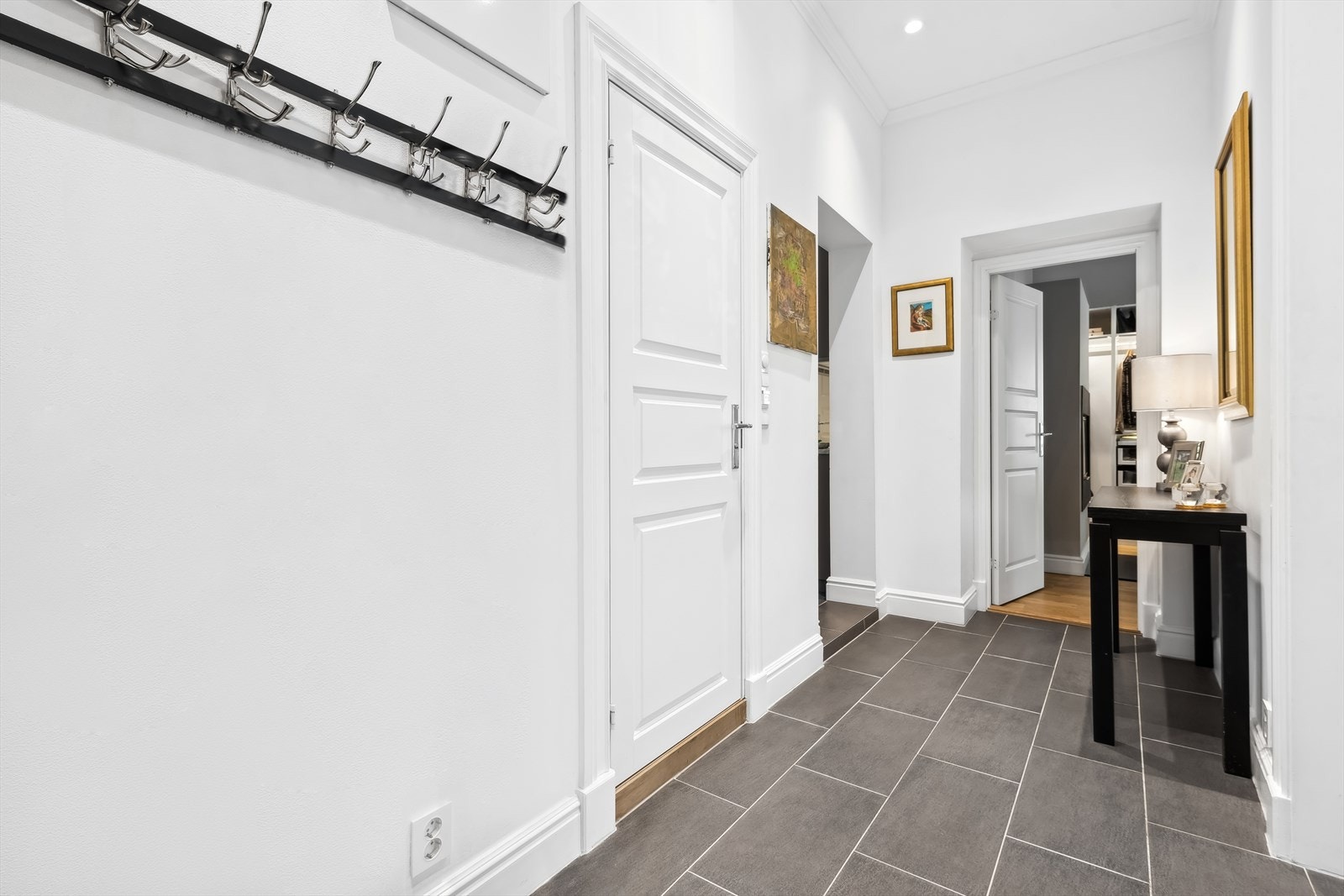 Du ønskes velkommen inn via en stor og lys entré . Galleribilde