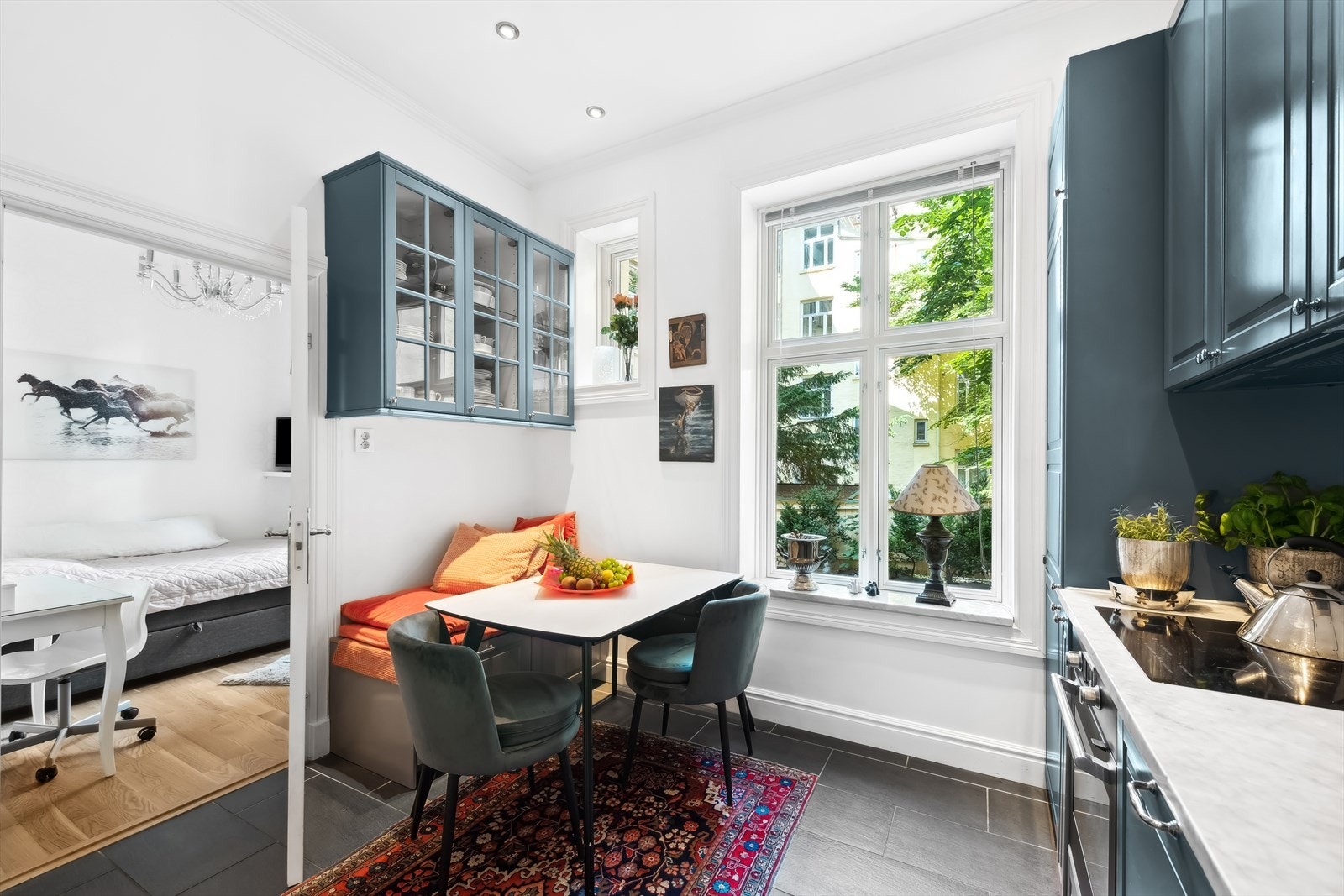 Opplev gleden av å lage mat i dette stilfulle og funksjonelle kjøkkenet. Galleribilde