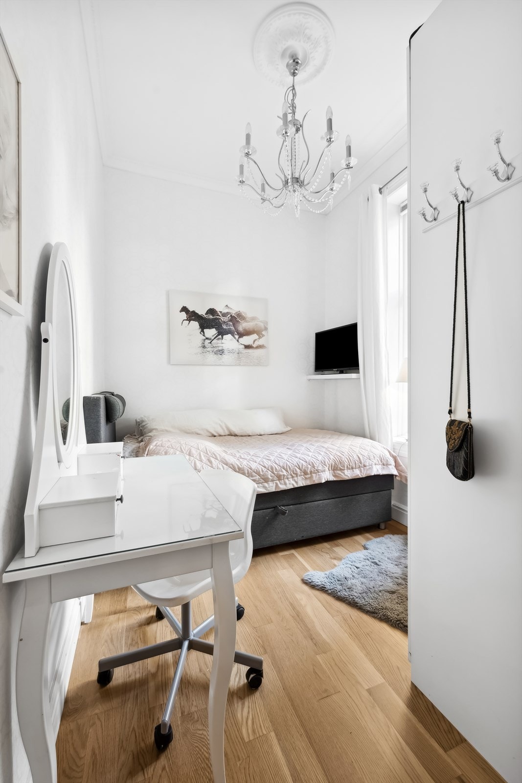 Det andre soverommet er også av generøs størrelse, med plass til dobbeltseng og oppbevaring. Galleribilde