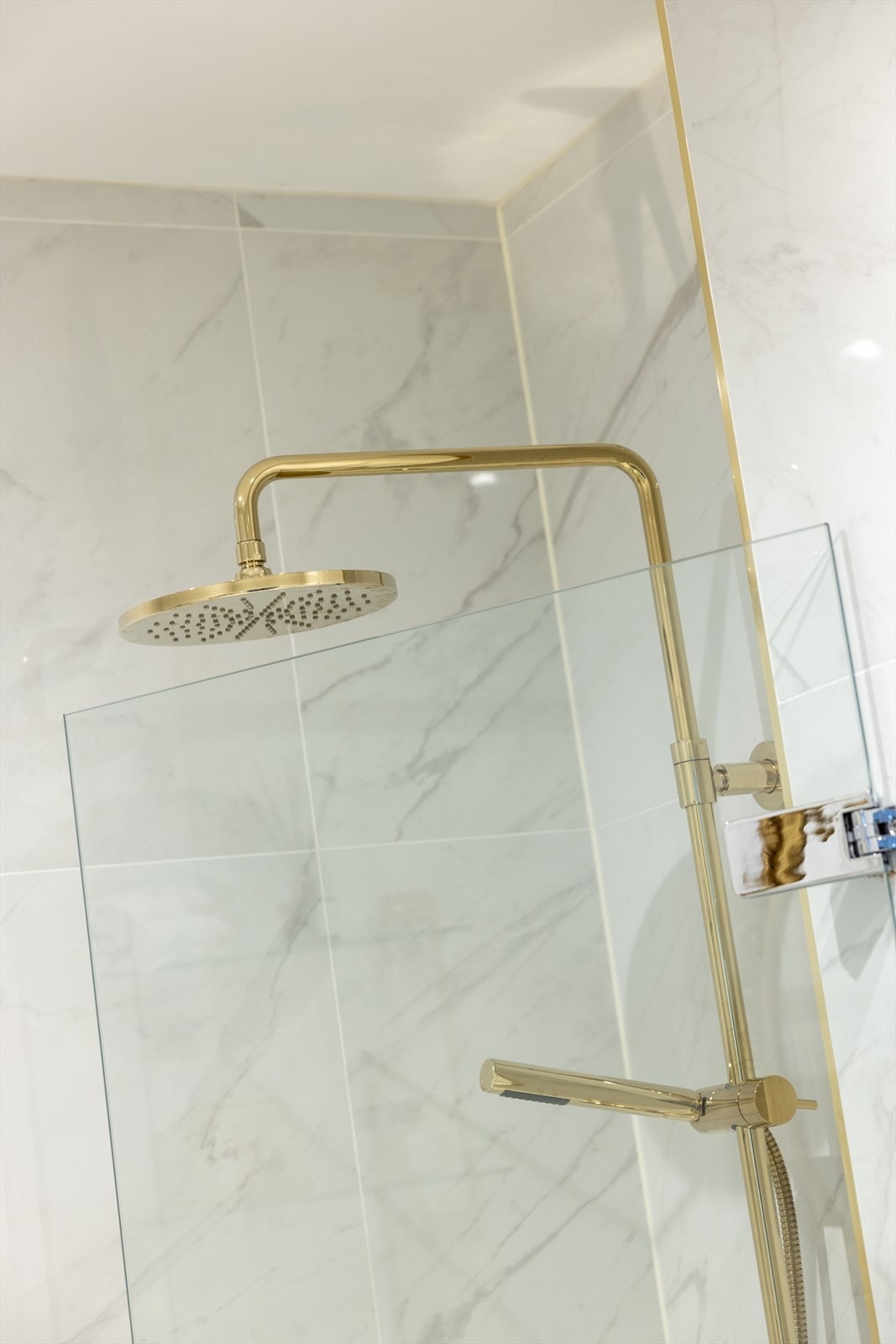 Praktisk med innfellbar dusjdør. Galleribilde