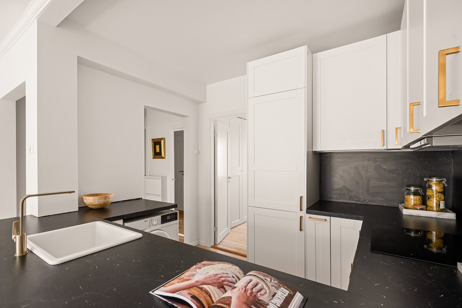 Integrert kombiskap, stekeovn og oppvaskmaskin. I tillegg har man plass til vaskemaskin. Galleribilde