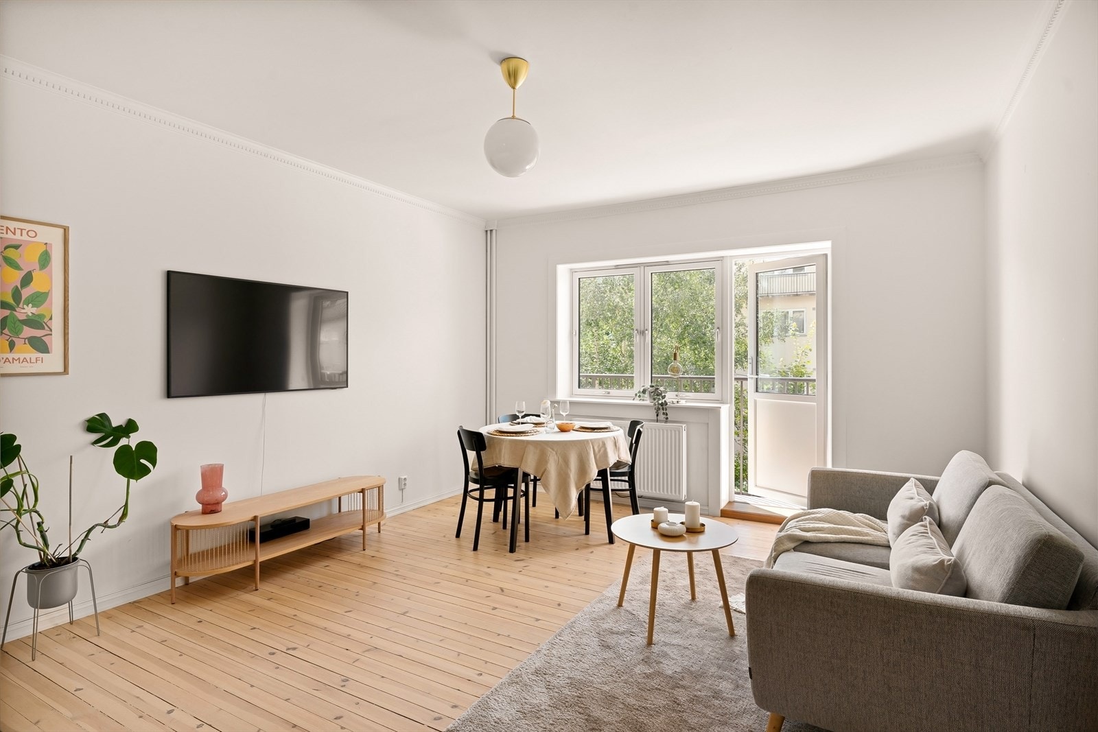 Utrolig lys og hyggelig 3-roms leilighet med solrik balkong, originale tregulv og god standard. Galleribilde