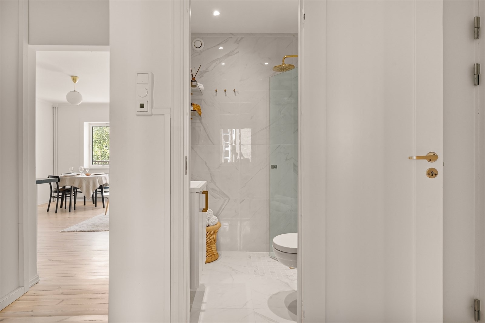 Inngang til badet fra gangen, i nærheten av begge soverommene. Galleribilde