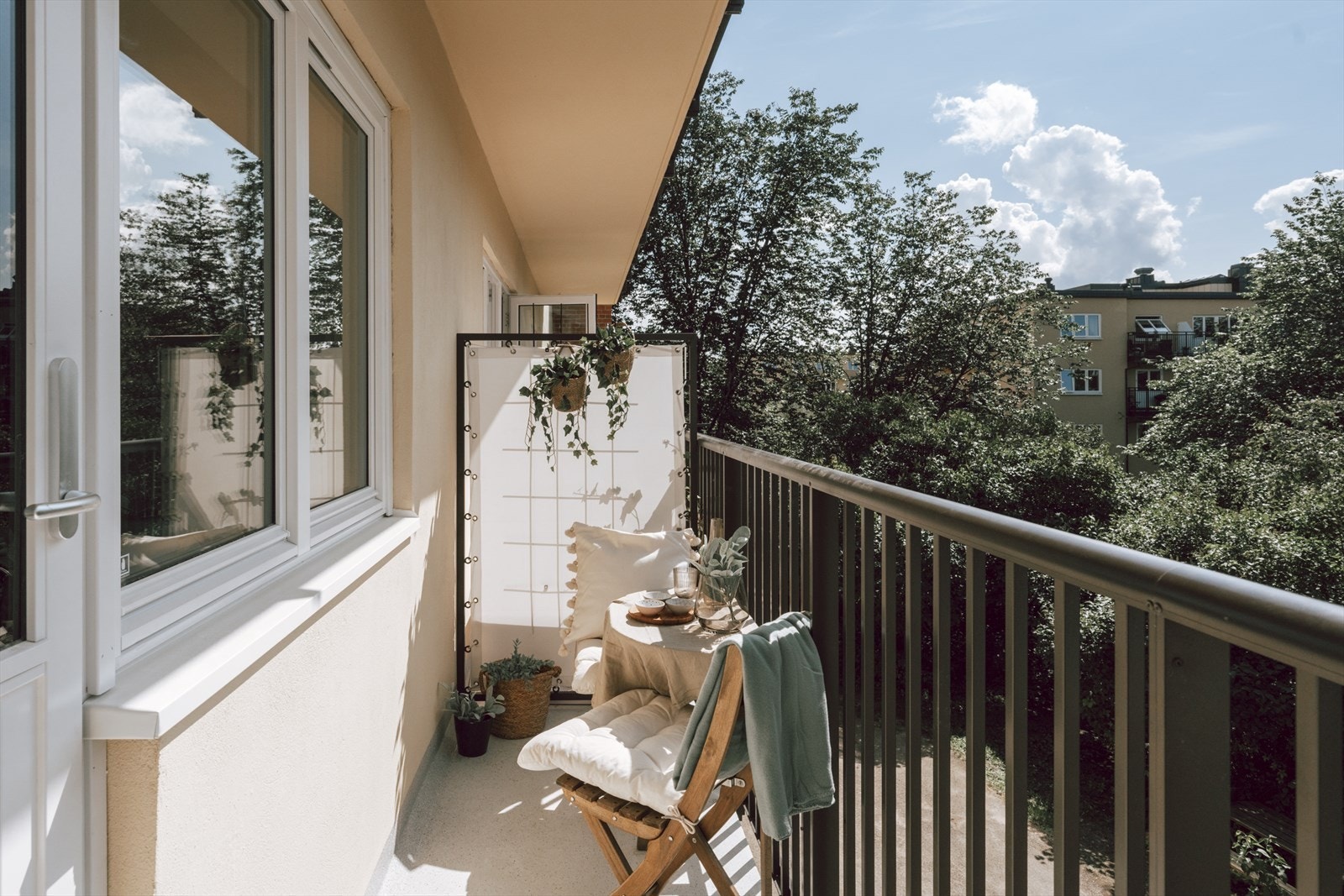Perfekt sted å nyte varme sommerdager. Balkongen er vestvendt med sol fra ca. 12:00 til sein ettermiddag om sommeren. Galleribilde