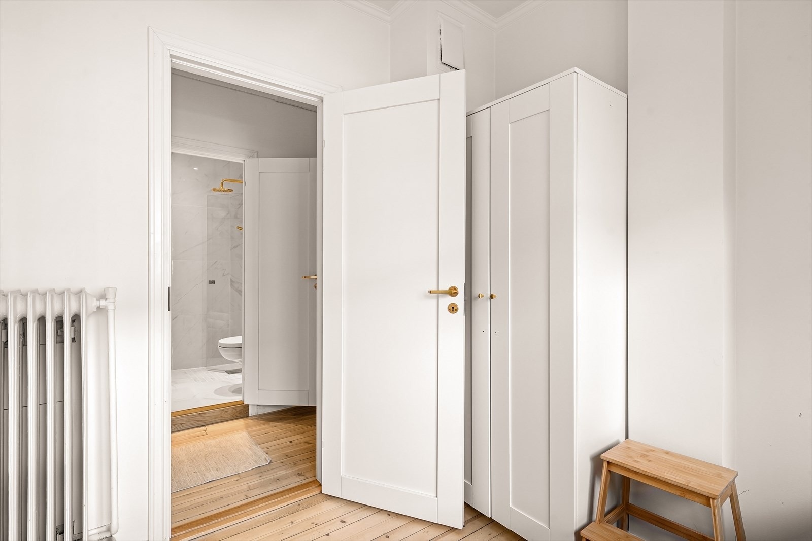 Soverom II med plass til dobbeltseng, garderobeskap og skrivebord. Galleribilde