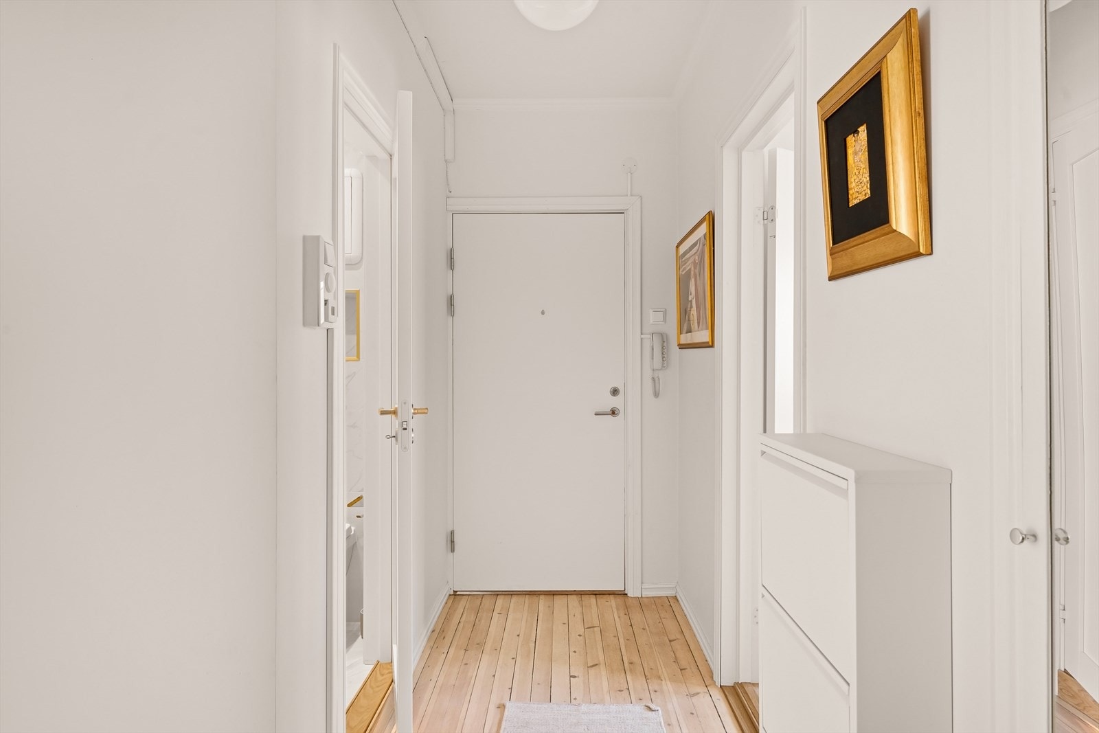 Innbydende inngangsparti med god plass til oppbevaring i originalt kott/skap. Galleribilde