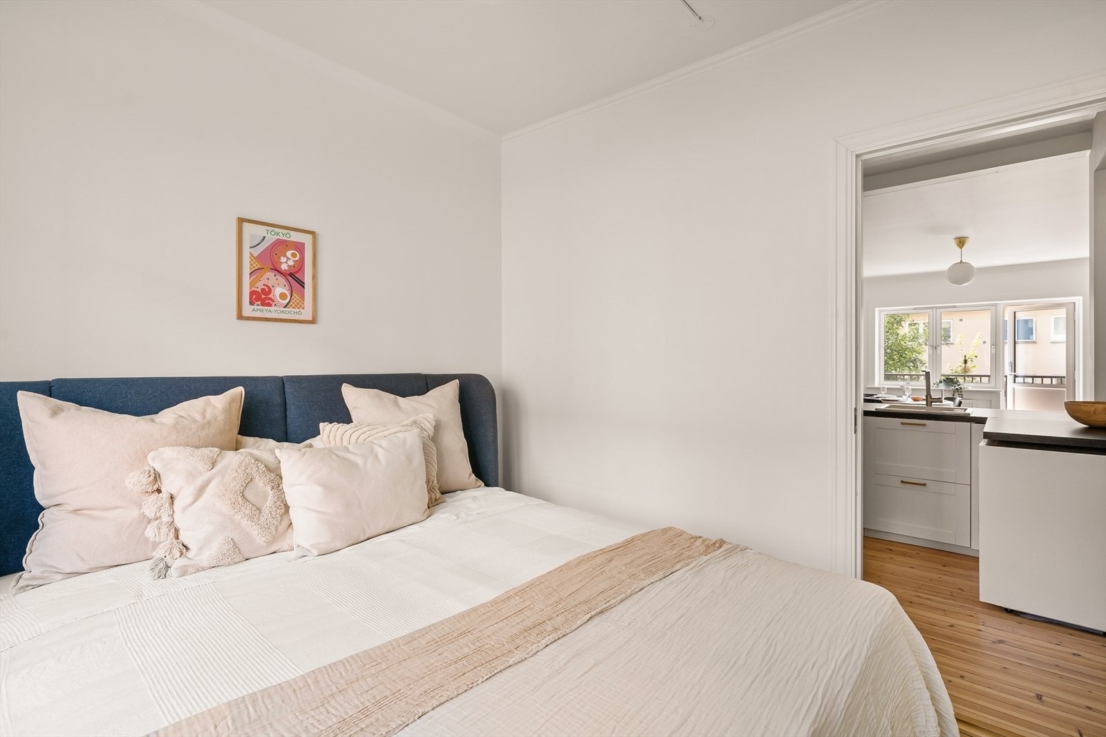 God plass til stor dobbeltseng, nattbord og garderobeskap. Galleribilde