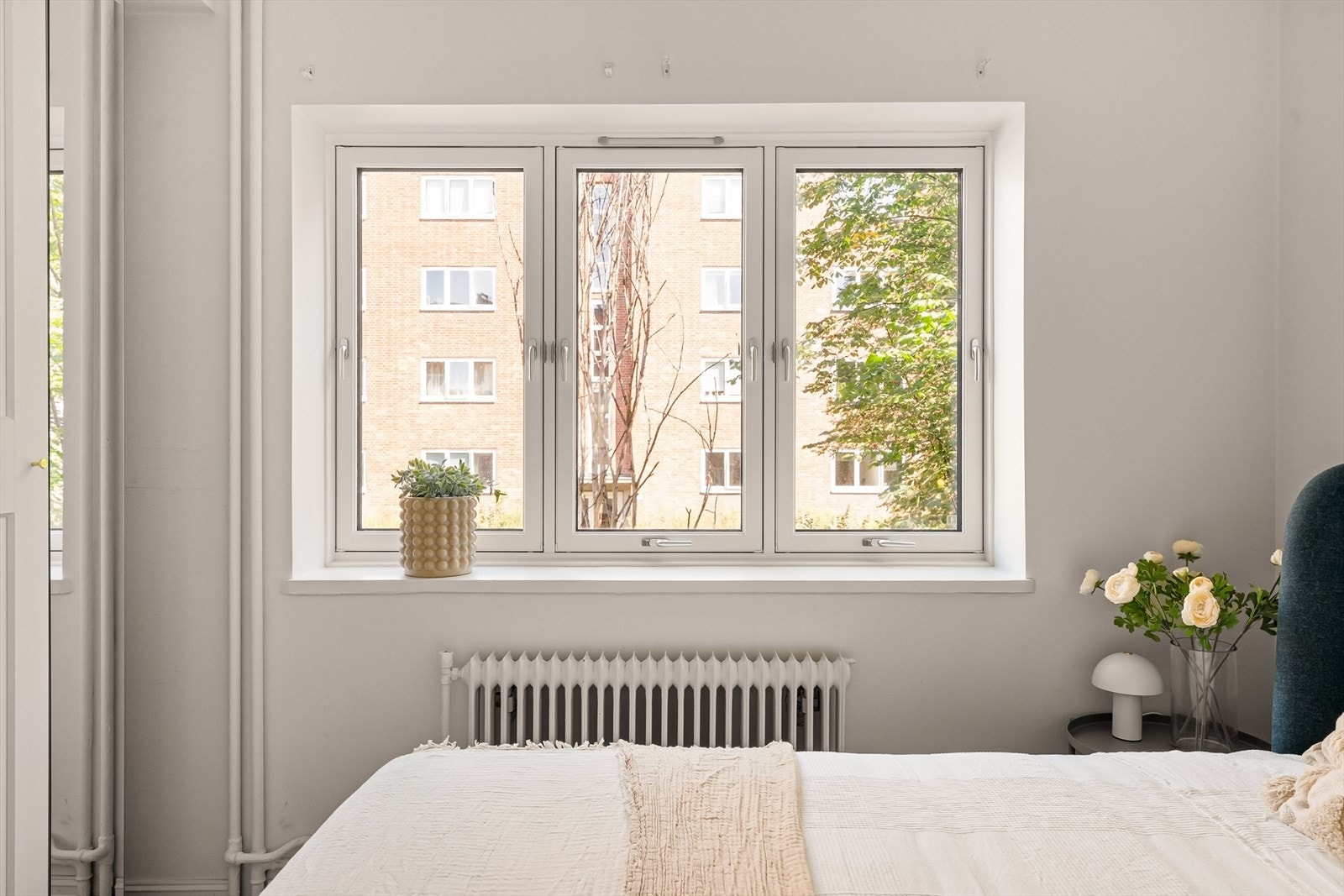 Stort vindu med hyggelig utsikt. Galleribilde