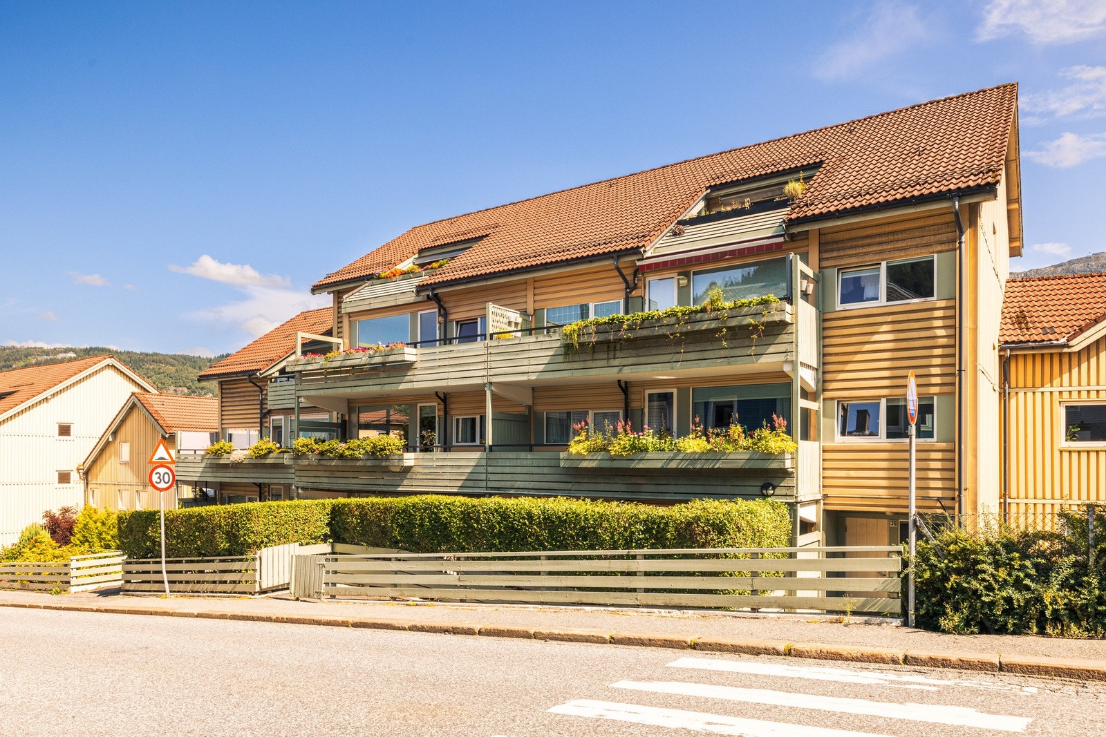Attraktivt borettslag med store grøntområder. Gangavst. sentrum og alt hva byen har å by på Galleribilde