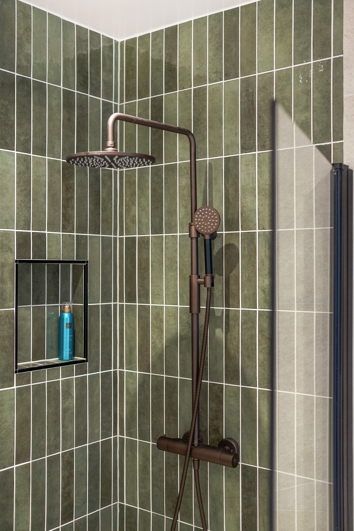 Moderne dusjgarnityr i brunsort Galleribilde