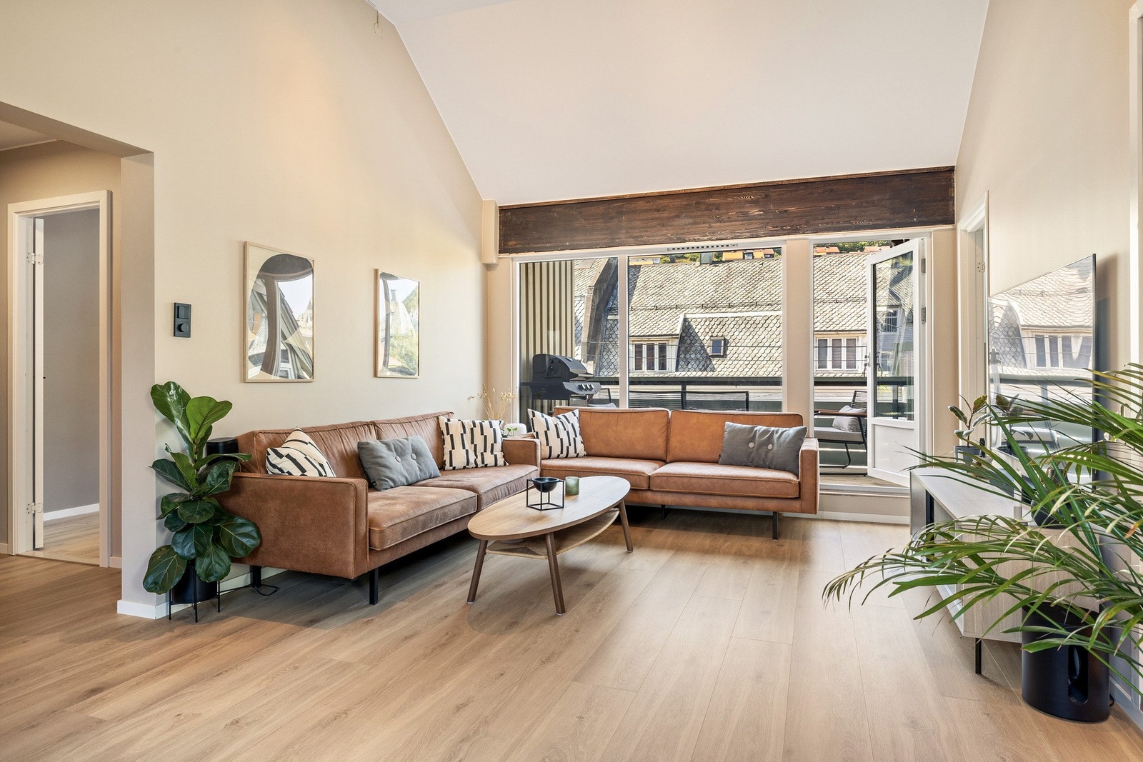 Lyst og luftig med full takhøyde til møne Galleribilde