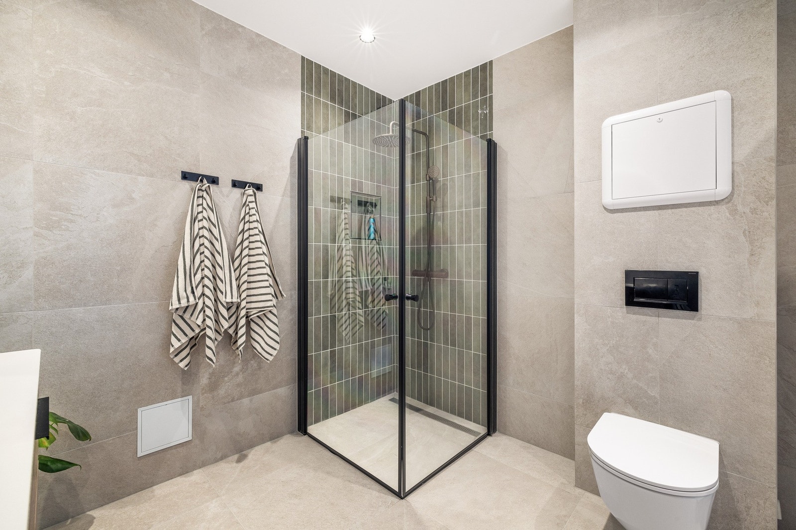 Innfellbare dusjvegger og påkostet detalj som rennesluk Galleribilde