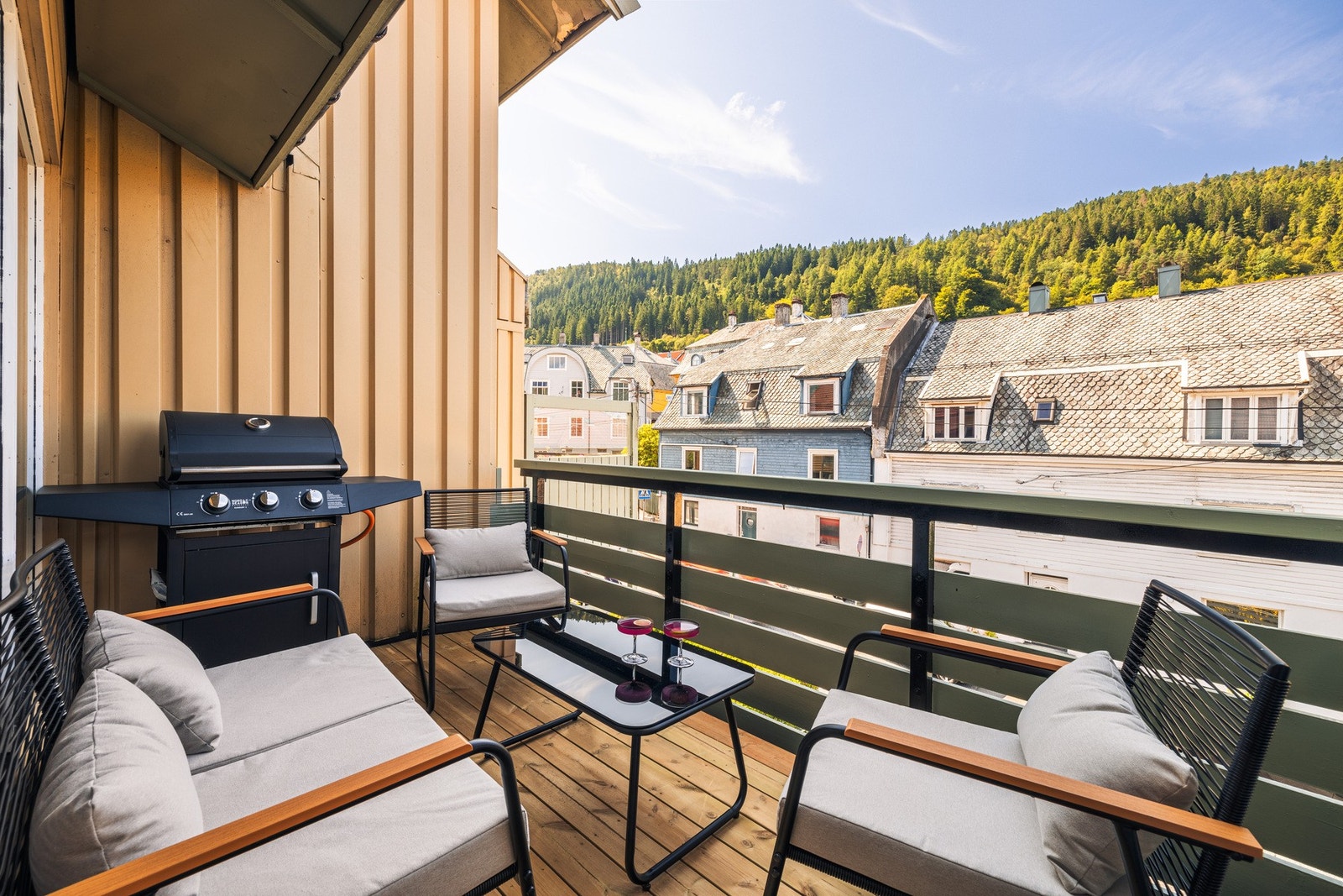 Toppleilighet med fin utsikt over byens tak. Sol fra formiddag til sene kvelden Galleribilde