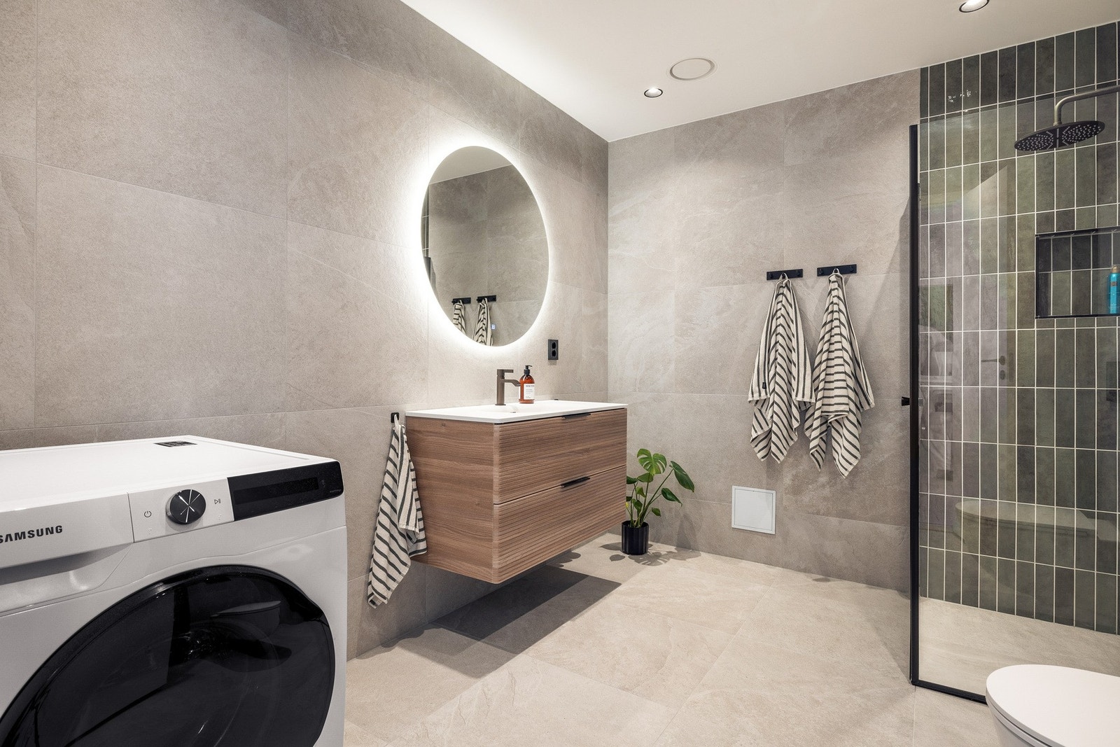 Møbel med heldekkende servant og eikefronter. Speil med integrert led. Galleribilde