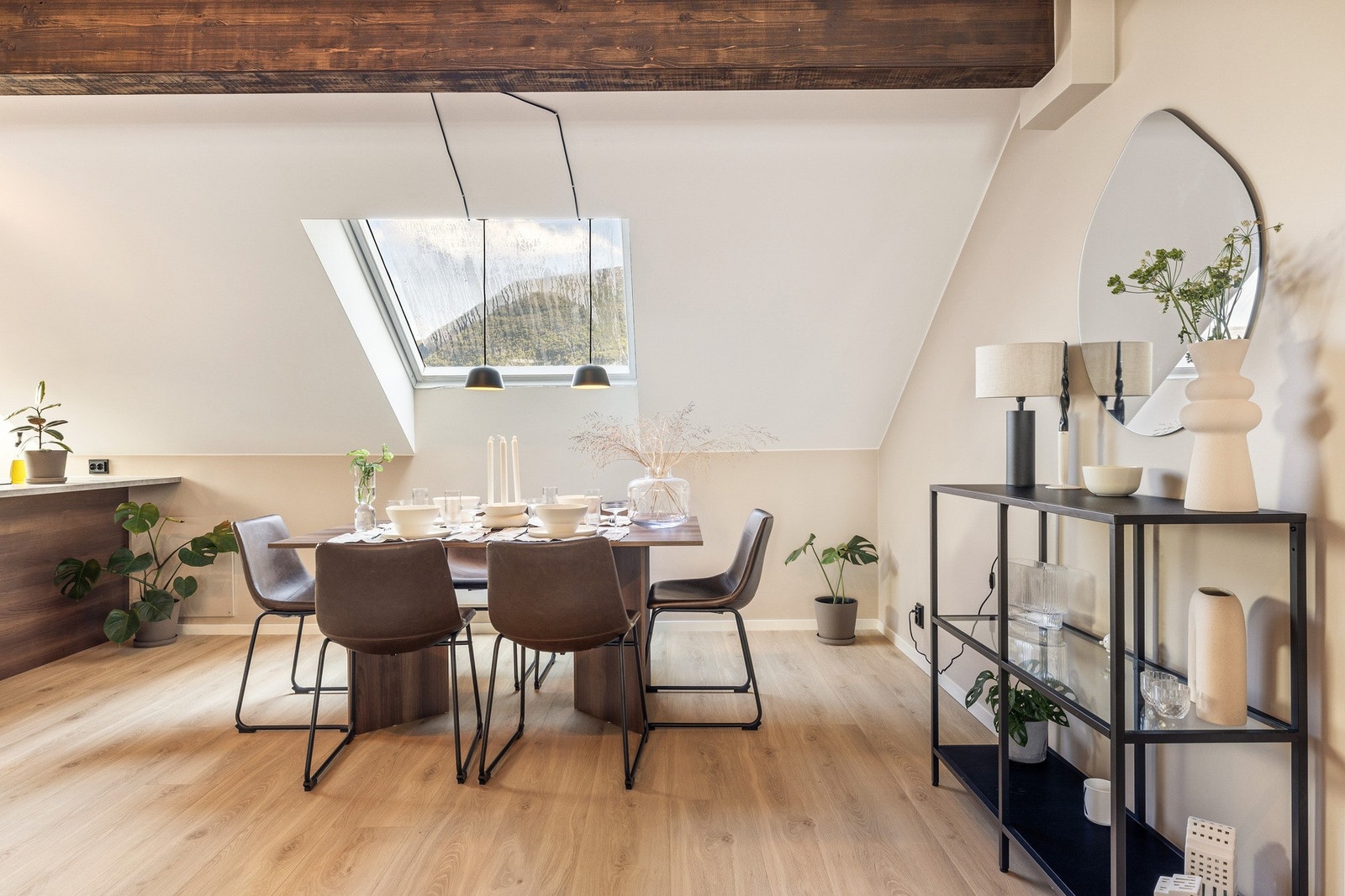 Fin detalj med drager malt i mørkere bruntone Galleribilde