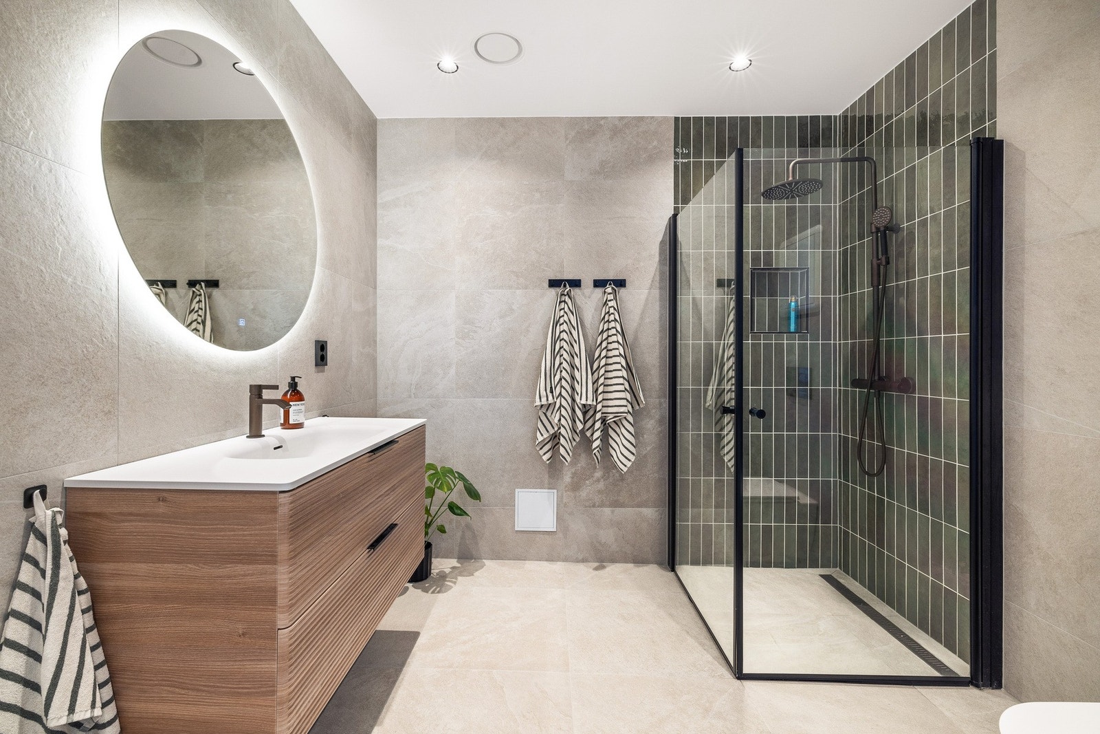 Renovert, flott baderom fra 2024 Galleribilde