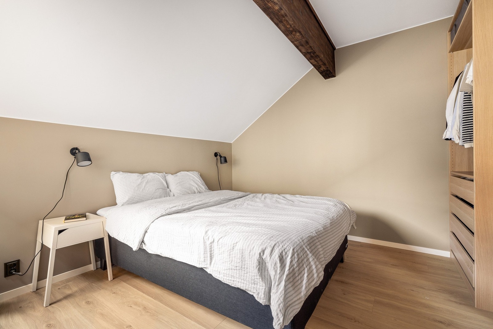 Plass til dobbeltseng og f.eks. skrivepult på begge rommene Galleribilde