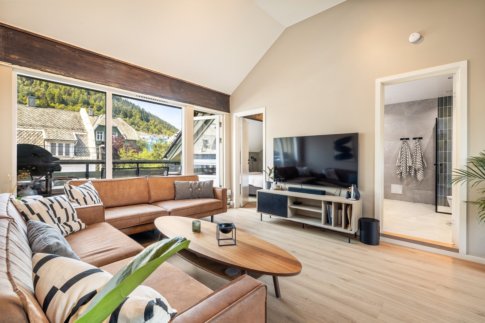 Store vinduer mot terrasse, i tillegg til flere veluxvinduer Galleribilde