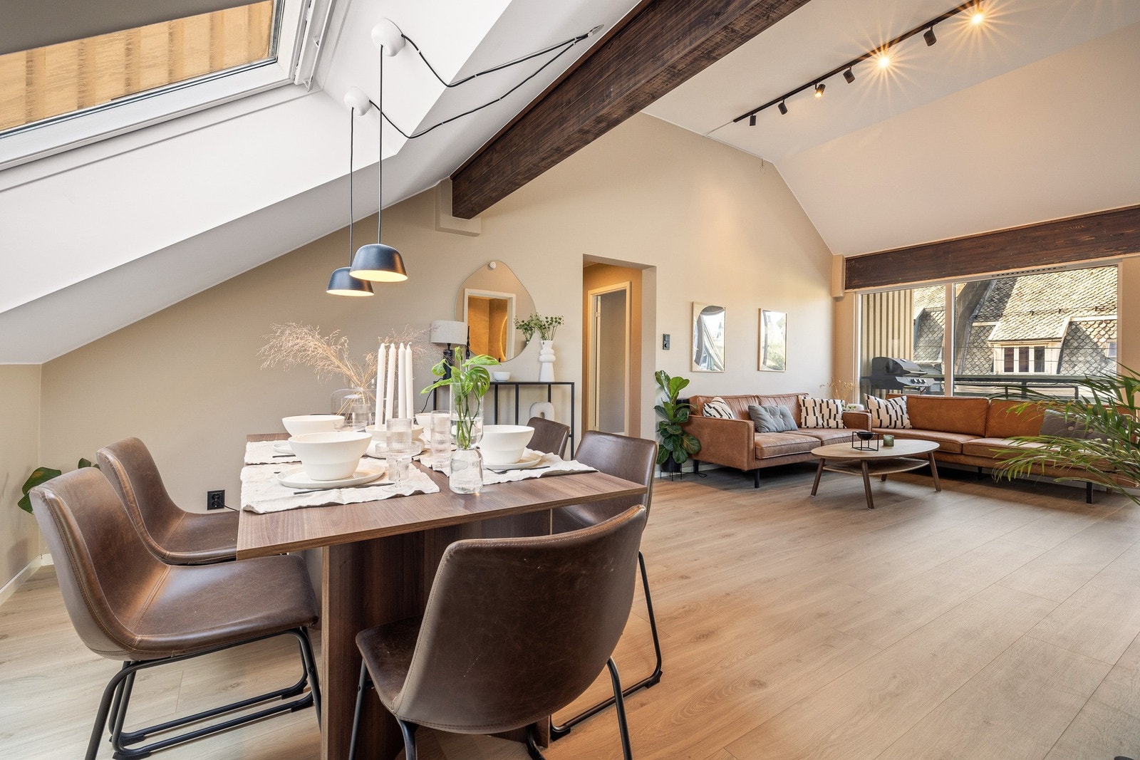 Her er god plass for møblering i flere avdelinger og oppdekning rundt langbordet Galleribilde