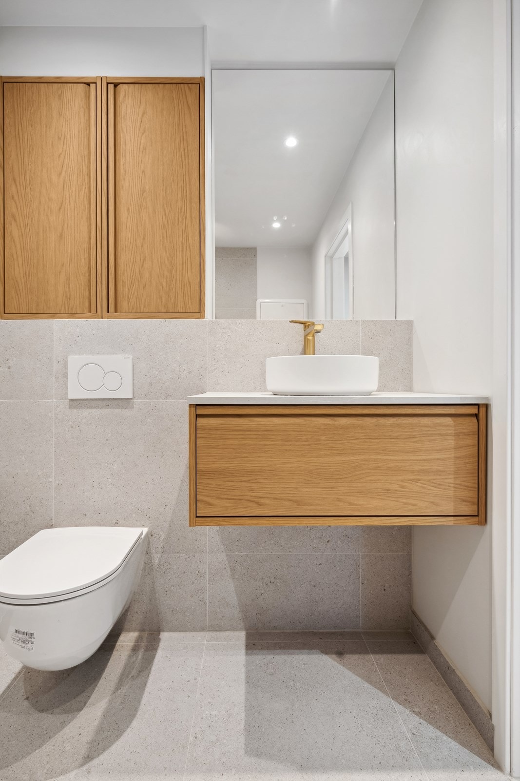 Lekkert flislagt bad i moderne utførelse Galleribilde