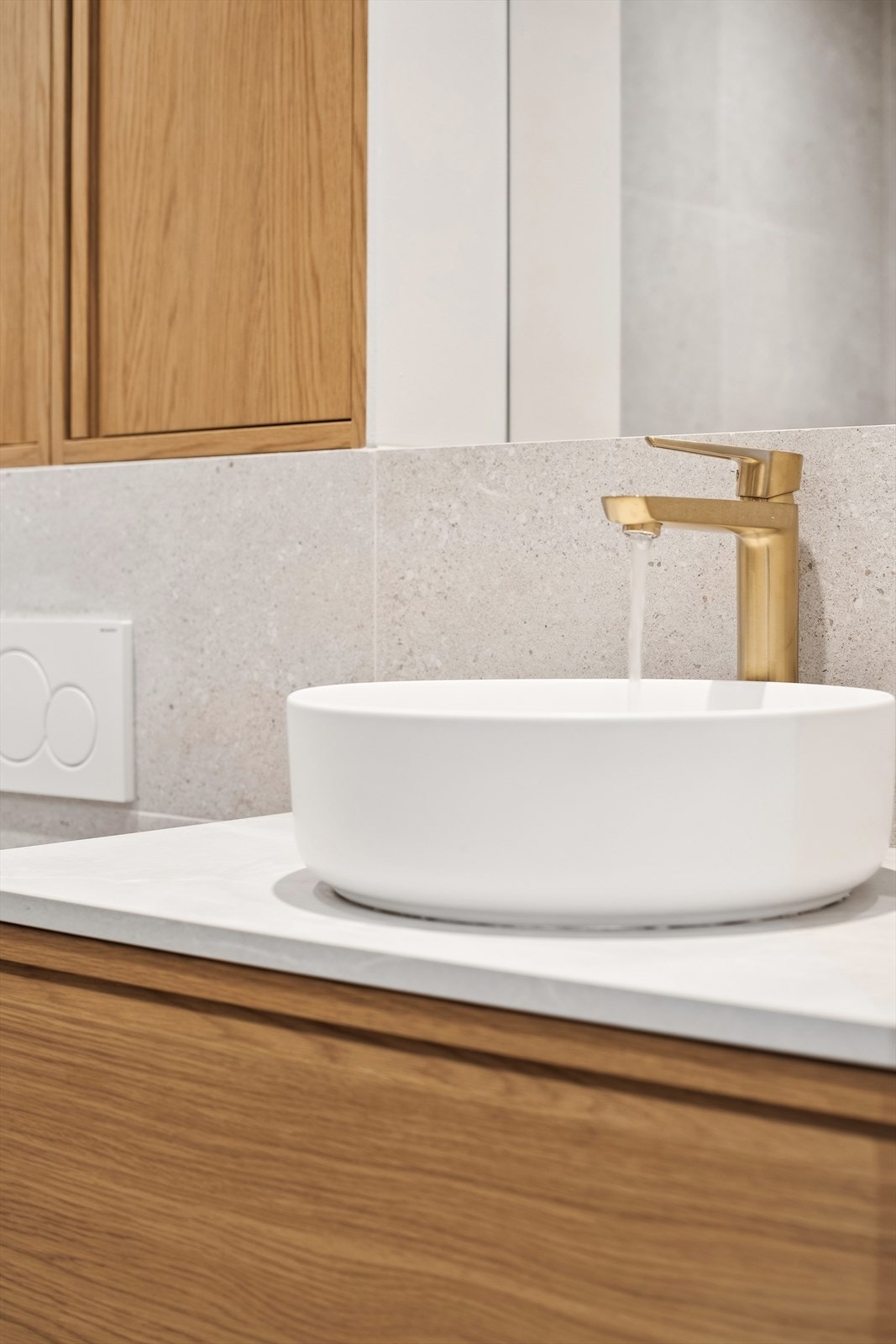 Leiligheten har gjennomgående messing detaljer, som gir en god helhetsfølelse Galleribilde