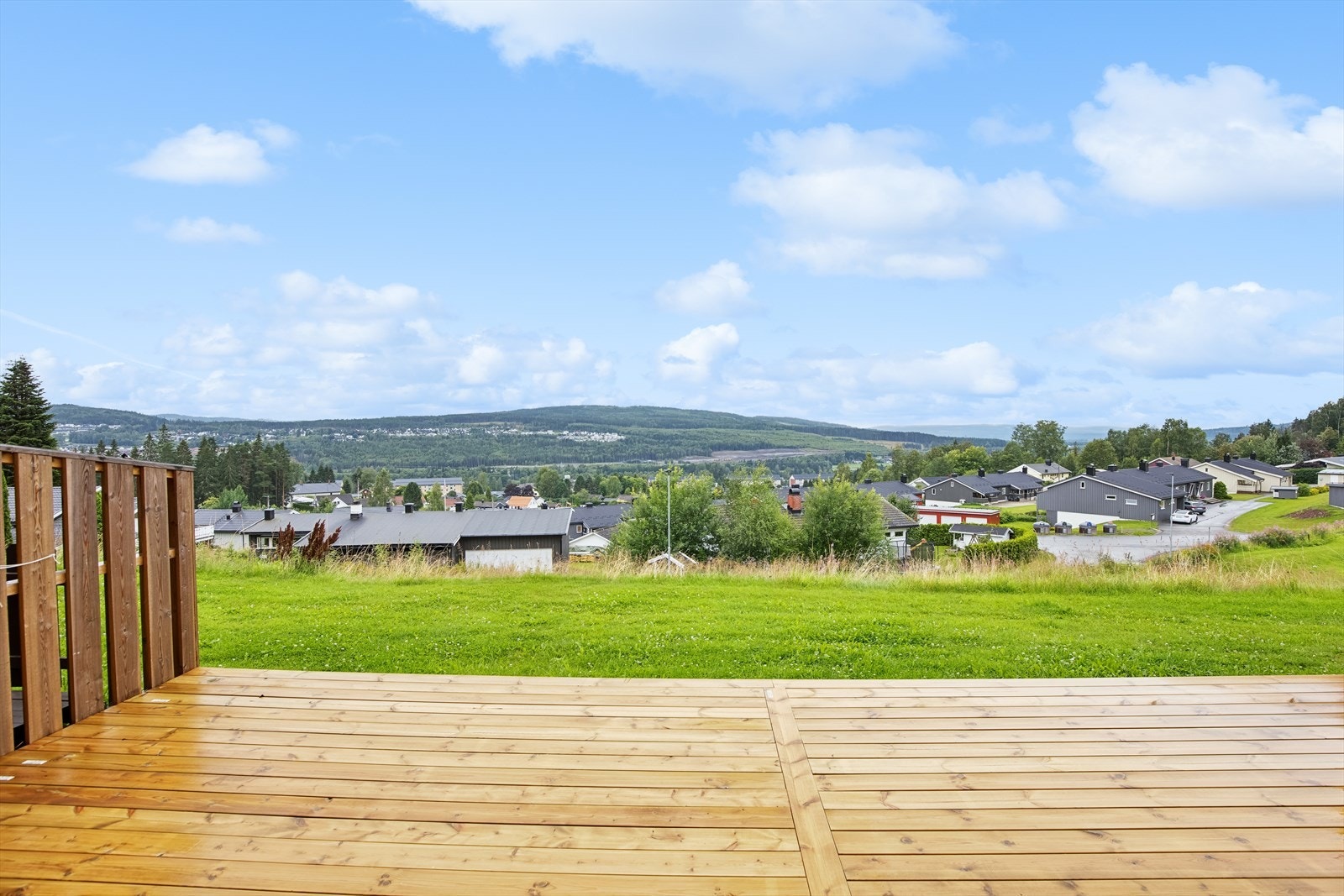 Fra terrassen så har man fin utsikt og enkel adgang til borettslagets fellesområder Galleribilde
