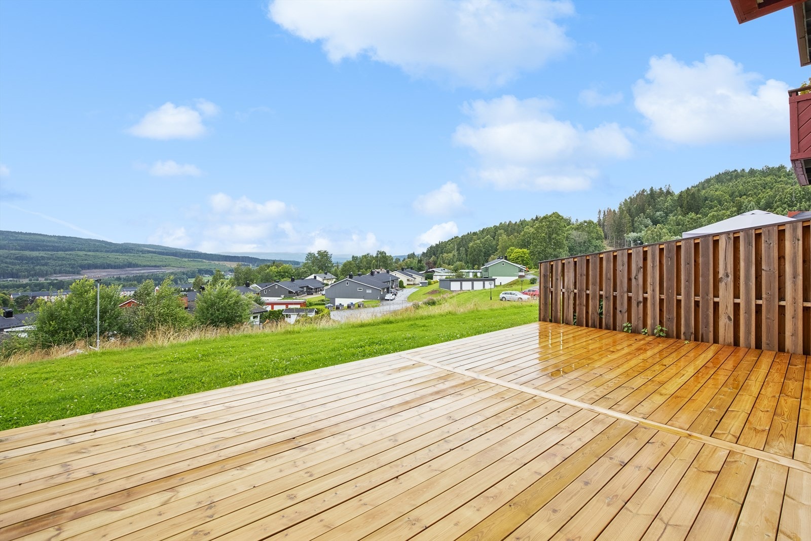 Stor markterrasse på hele 28 m² med flere møbleringsmuligheter Galleribilde