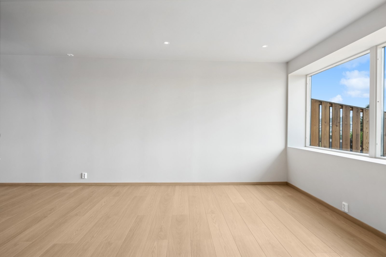 Langs denne veggen har man god plass til både sofa og spisestue møblement Galleribilde