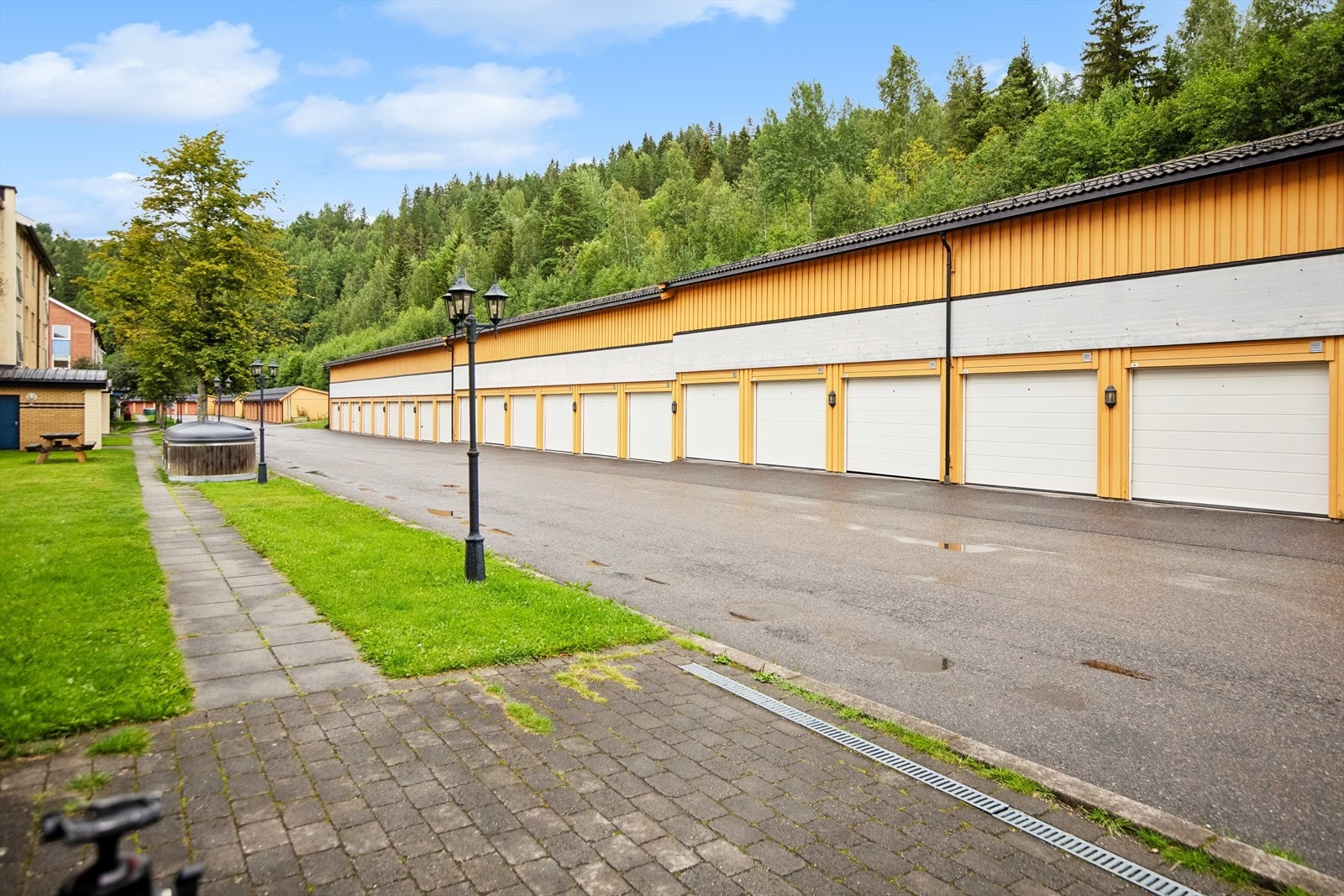 Garasjeplass i rekke i kort avstand fra leiligheten Galleribilde