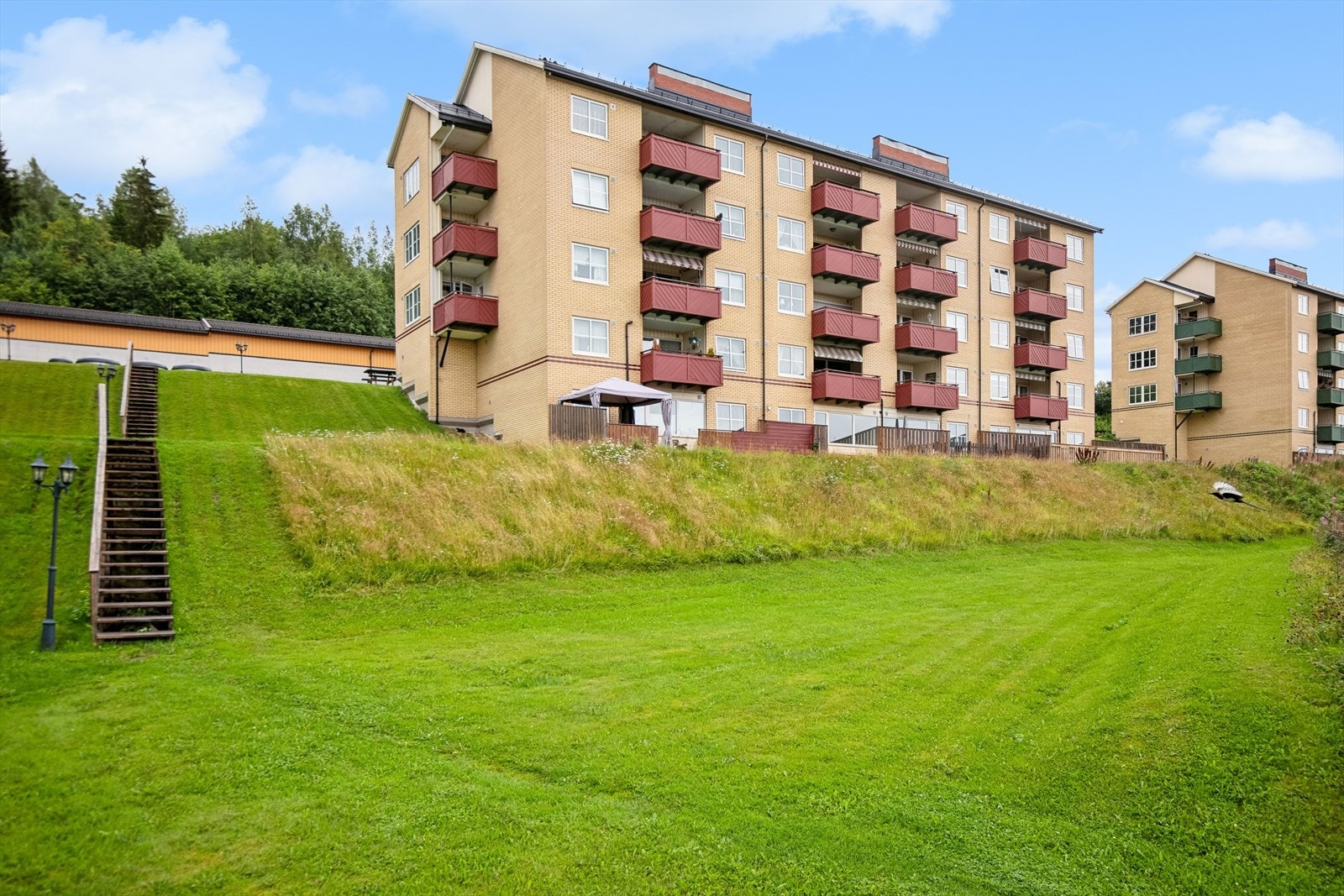 Leiligheten er på bakkeplan, kun 1 og 1/2 trapp ned fra blokkens inngangsparti Galleribilde