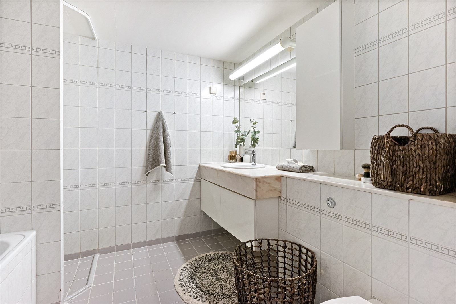 Helfliset baderom med varmekabler i gulv. Galleribilde