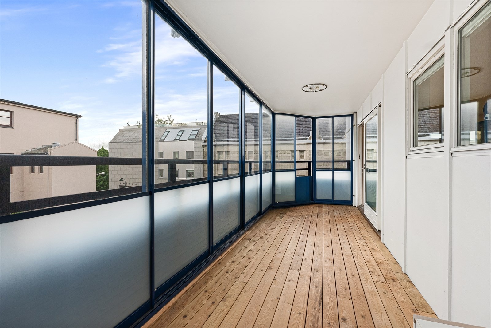 Sørvendt innglasset balkong på hele 16 m2. Galleribilde