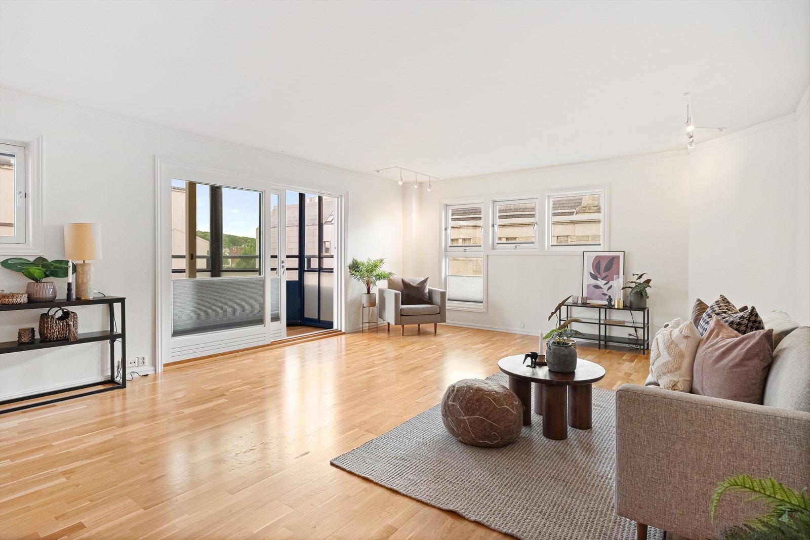 Velkommen til St. Olavs gate 13, en romslig og svært sentral leilighet med stor flott innglasset balkong. Galleribilde