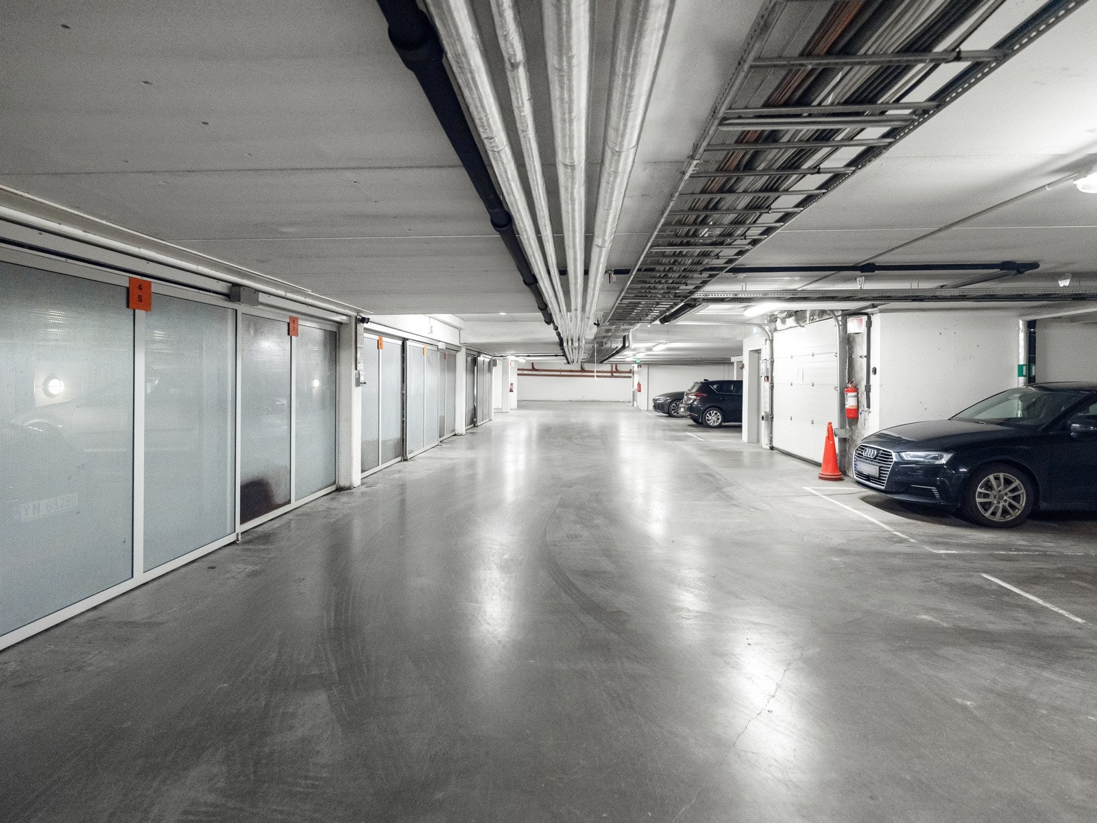 I kjelleren ligger også garasjeanlegget. Galleribilde