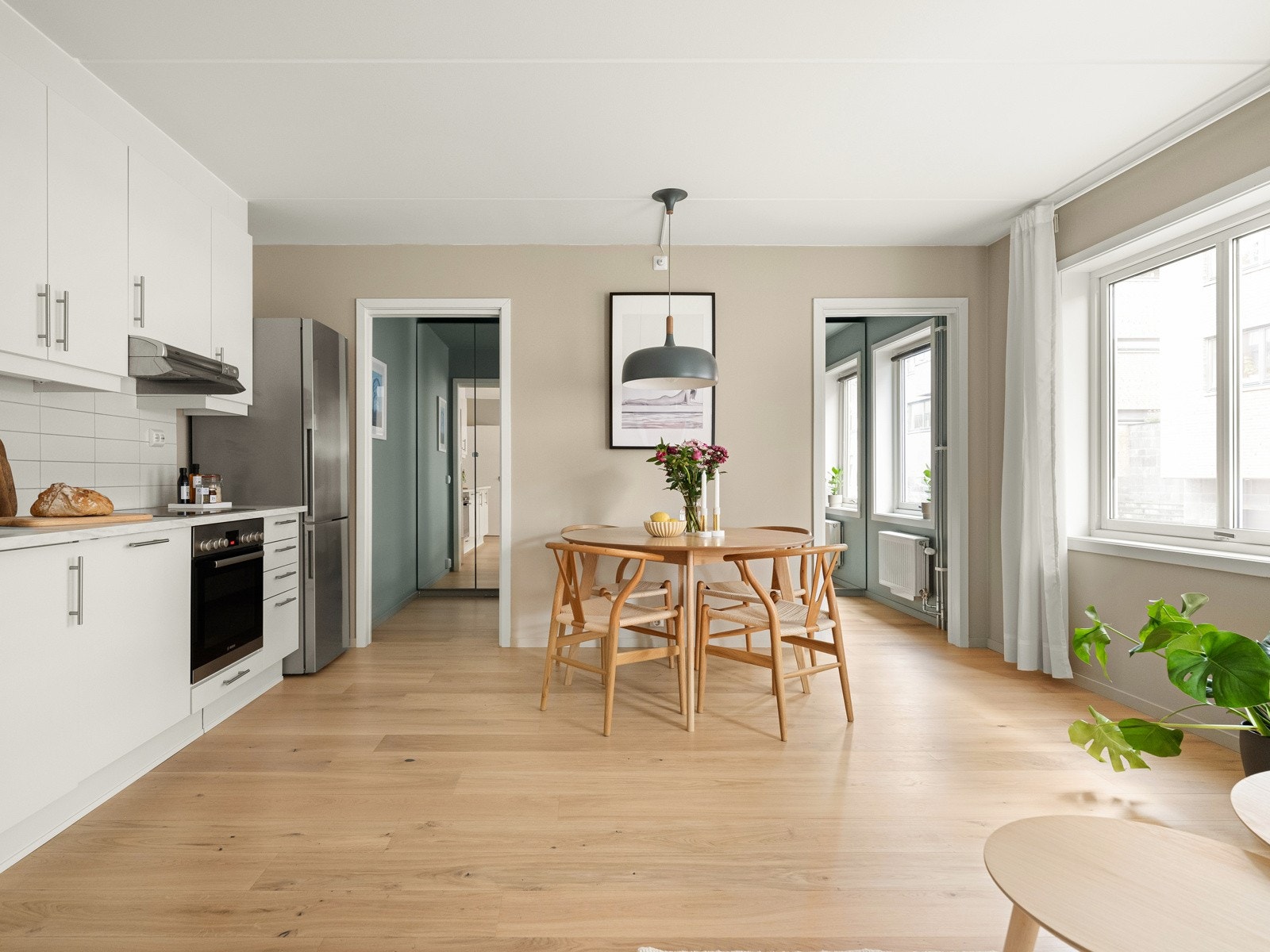 Dette er en arealsmart og fin selveierleilighet, med sentral og god beliggenhet mellom Rodeløkka og Grünerløkka. Galleribilde