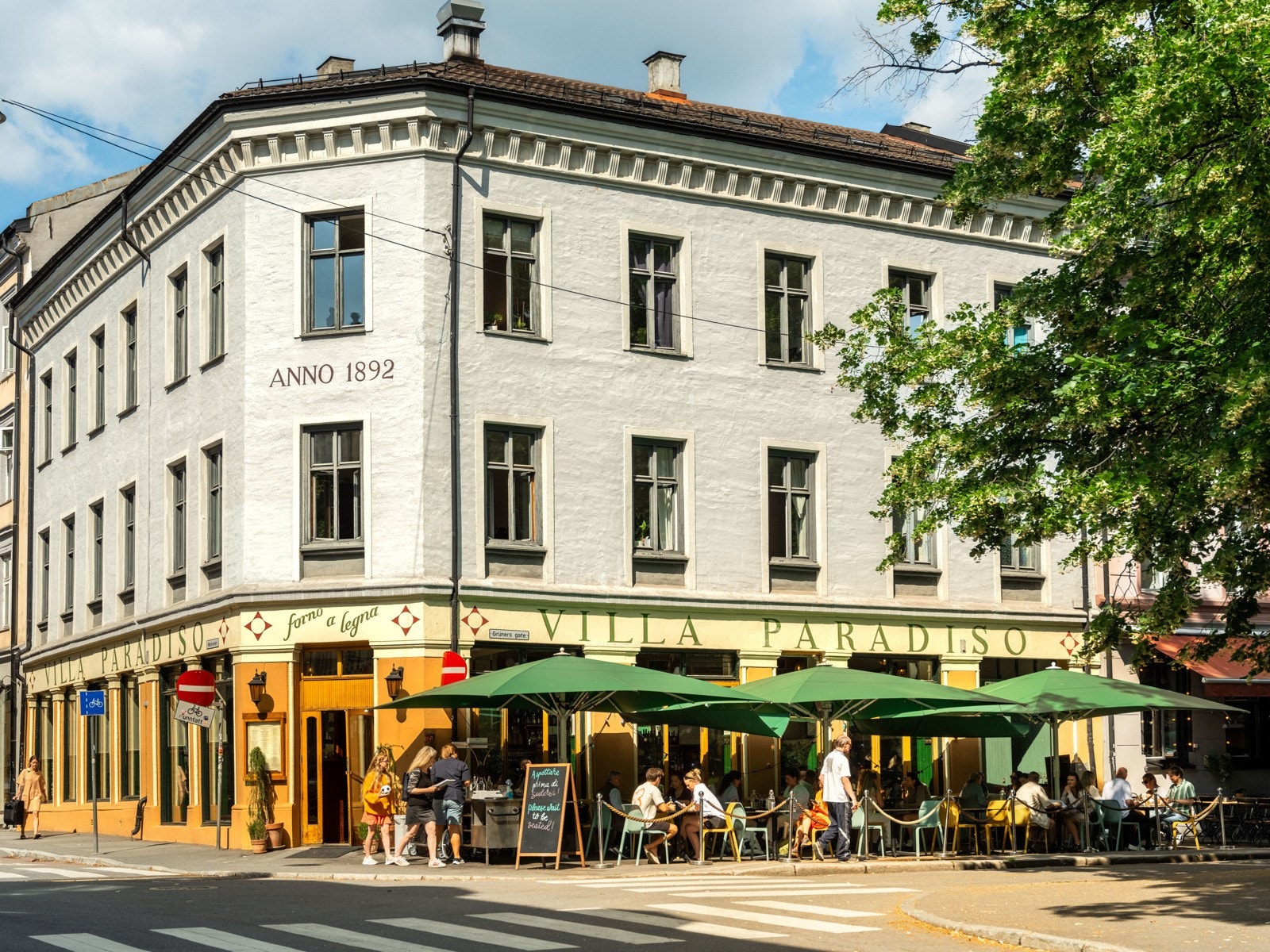 Spisesteder, som Villa Paradiso og Skaal Matbar, er hyppig frekventert når solen titter frem. Galleribilde