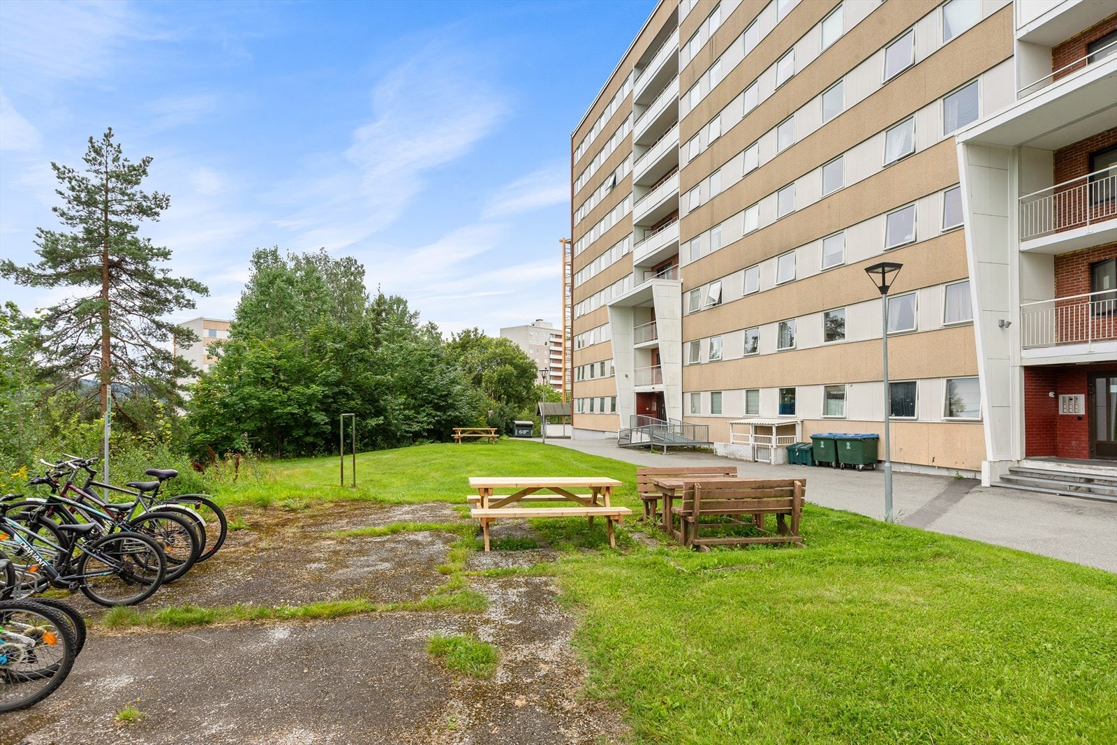 Fine fellesarealer med sykkelparkering, sittebenker og gressplen Galleribilde