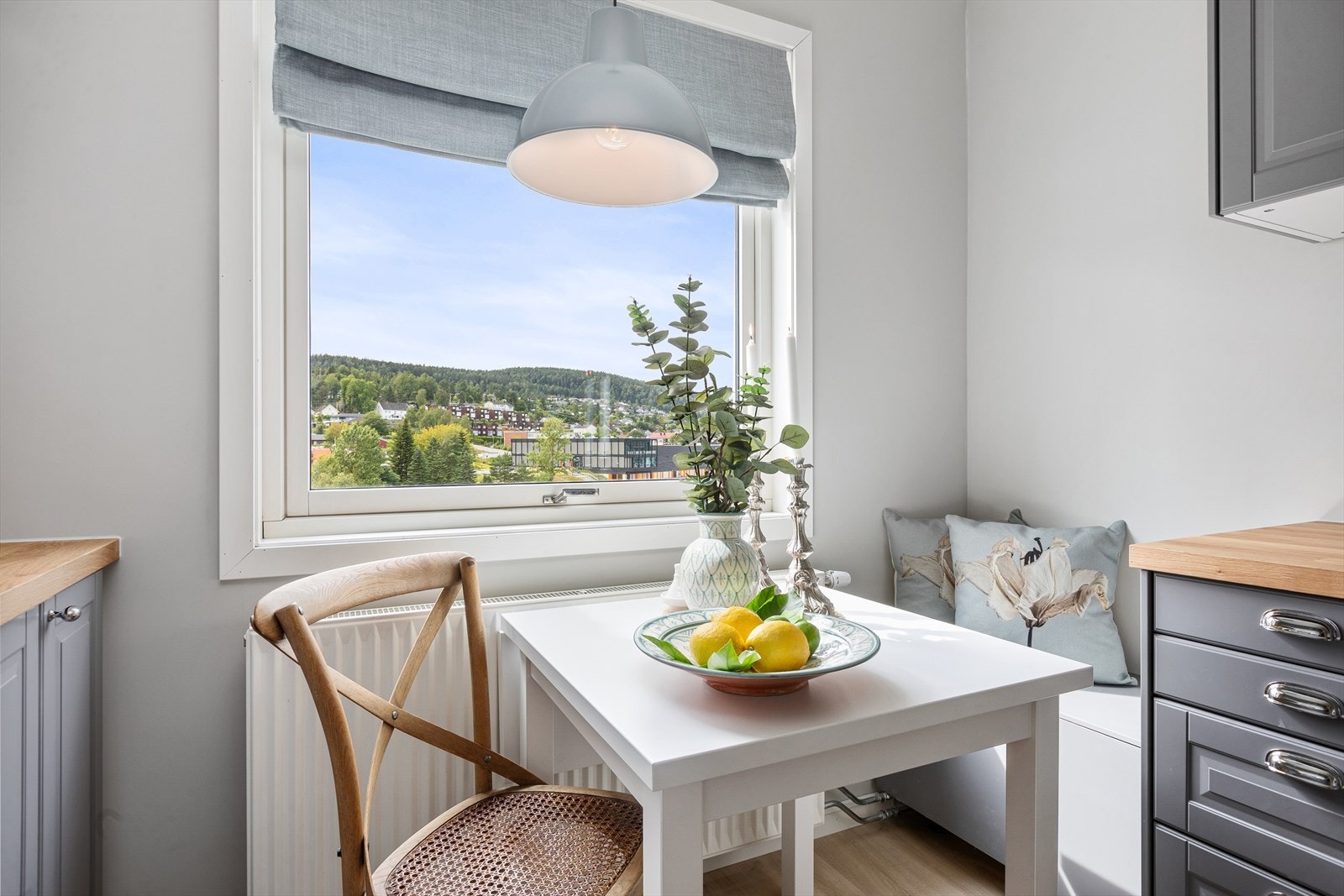 Plass for hyggelig frokostbord på kjøkkenet Galleribilde