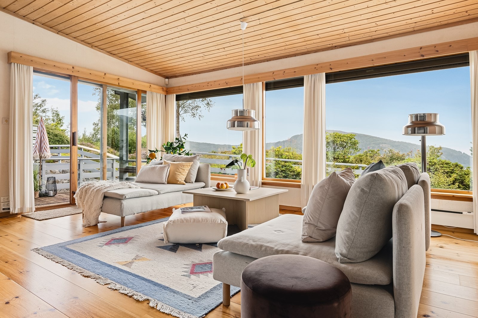 Stuevinduer og terrasse/hage er vendt mot nordvest, og har dermed ypperlige solforhold på ettermiddags/kveldstid. Her er det montert utvendig solskjerming fra 2014. Galleribilde