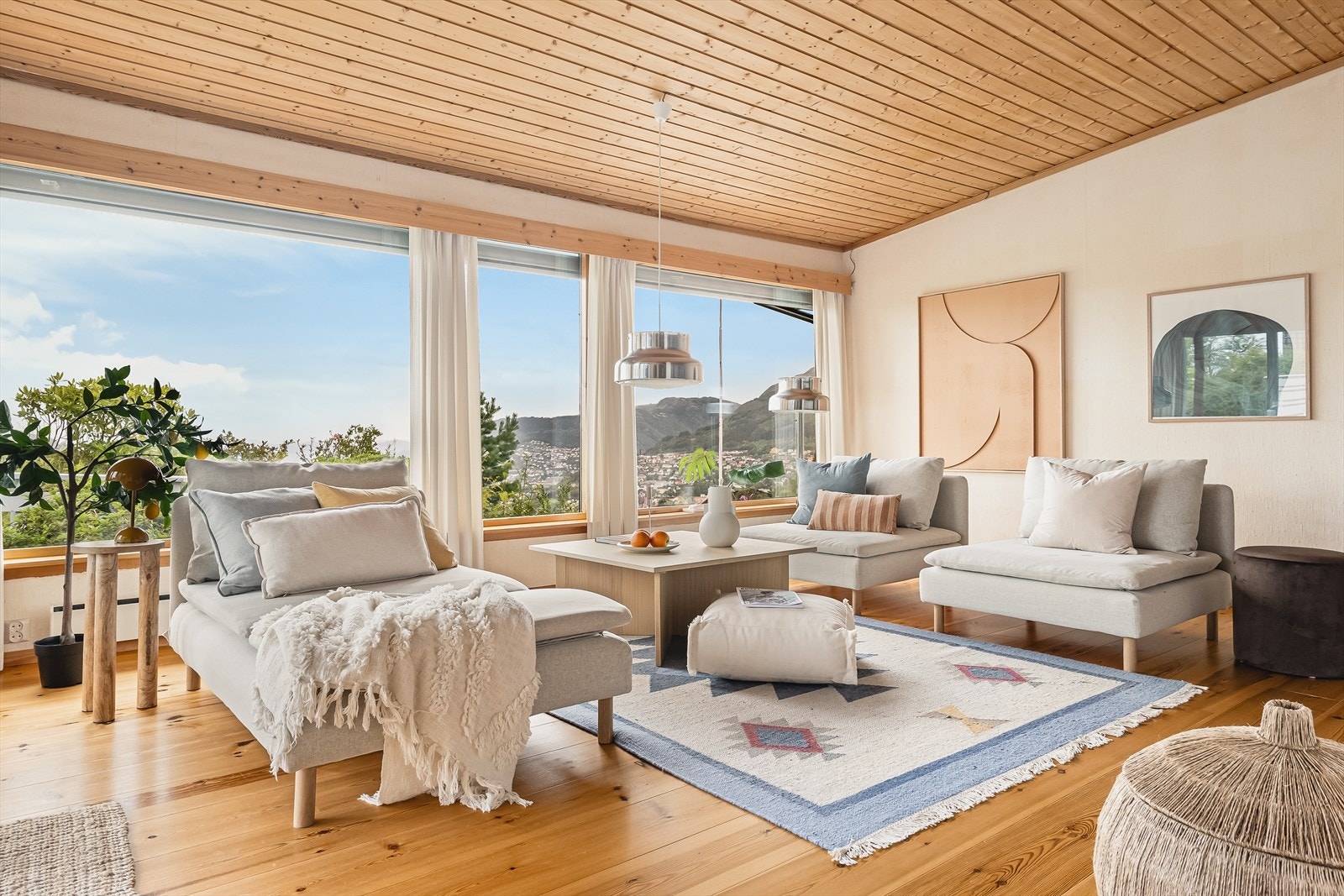 Velkommen til Nattlandsfjellet 168 - et rekkehus med nydelig beliggenhet høyt på Nattlandsfjellet. Galleribilde