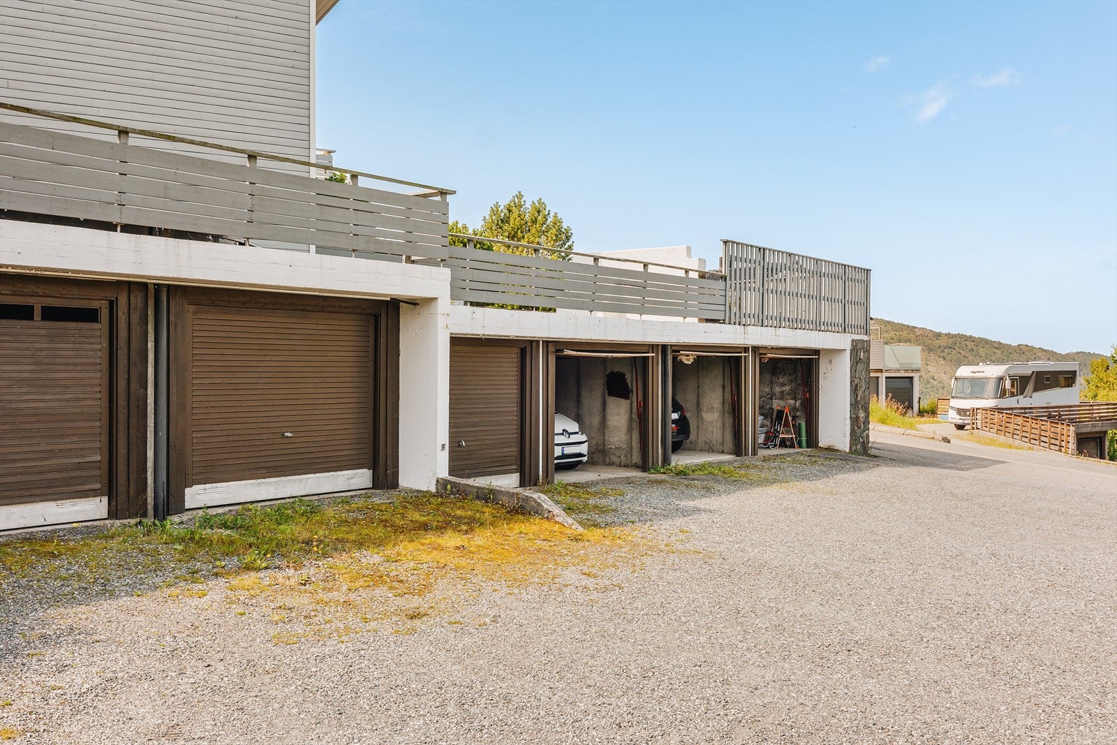 Tilhørende garasje med en biloppstillingsplass i utvendig garasjerekke. Garasjen måler 17,8 kvm. Galleribilde